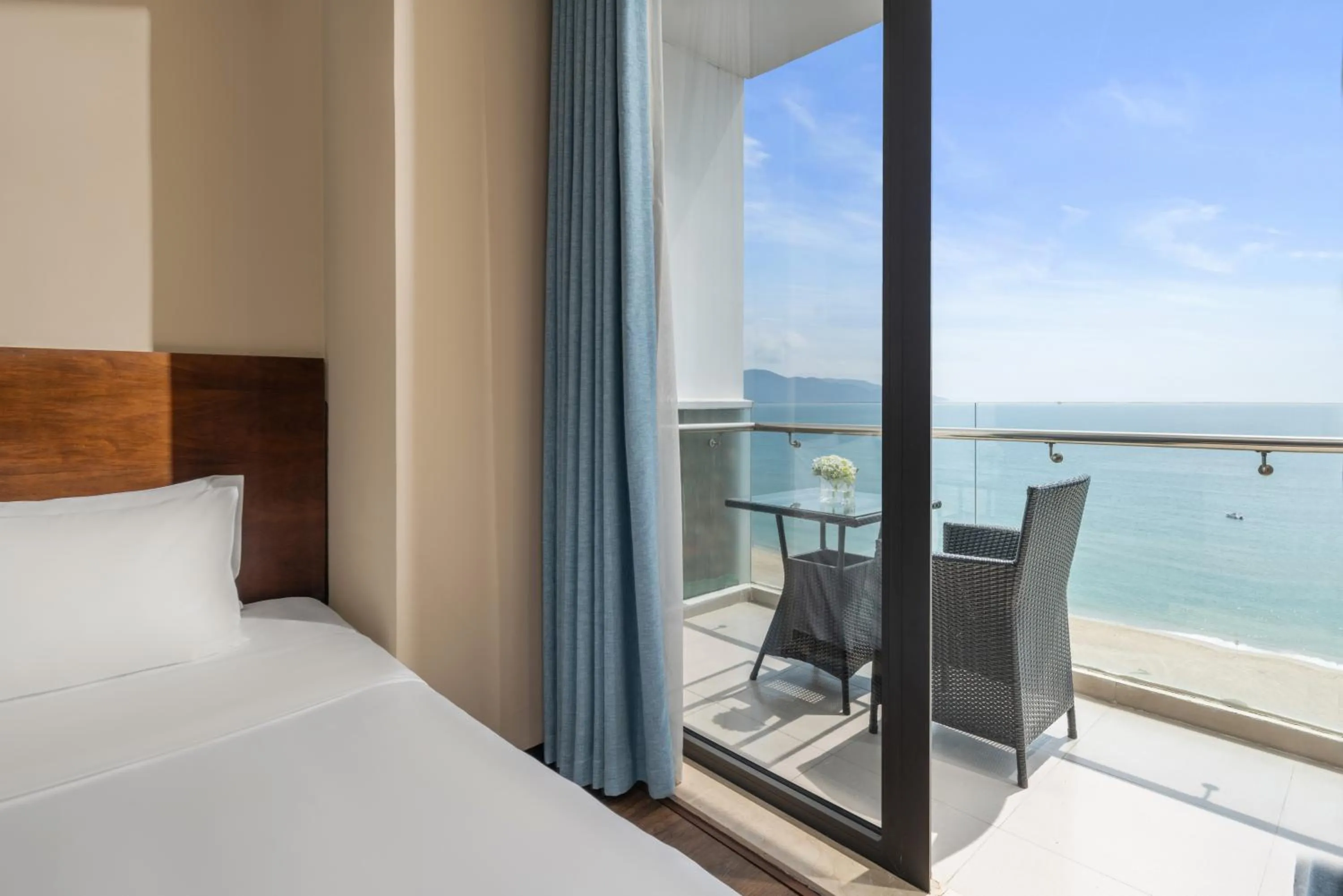 Bed in Yarra Ocean Suites Danang