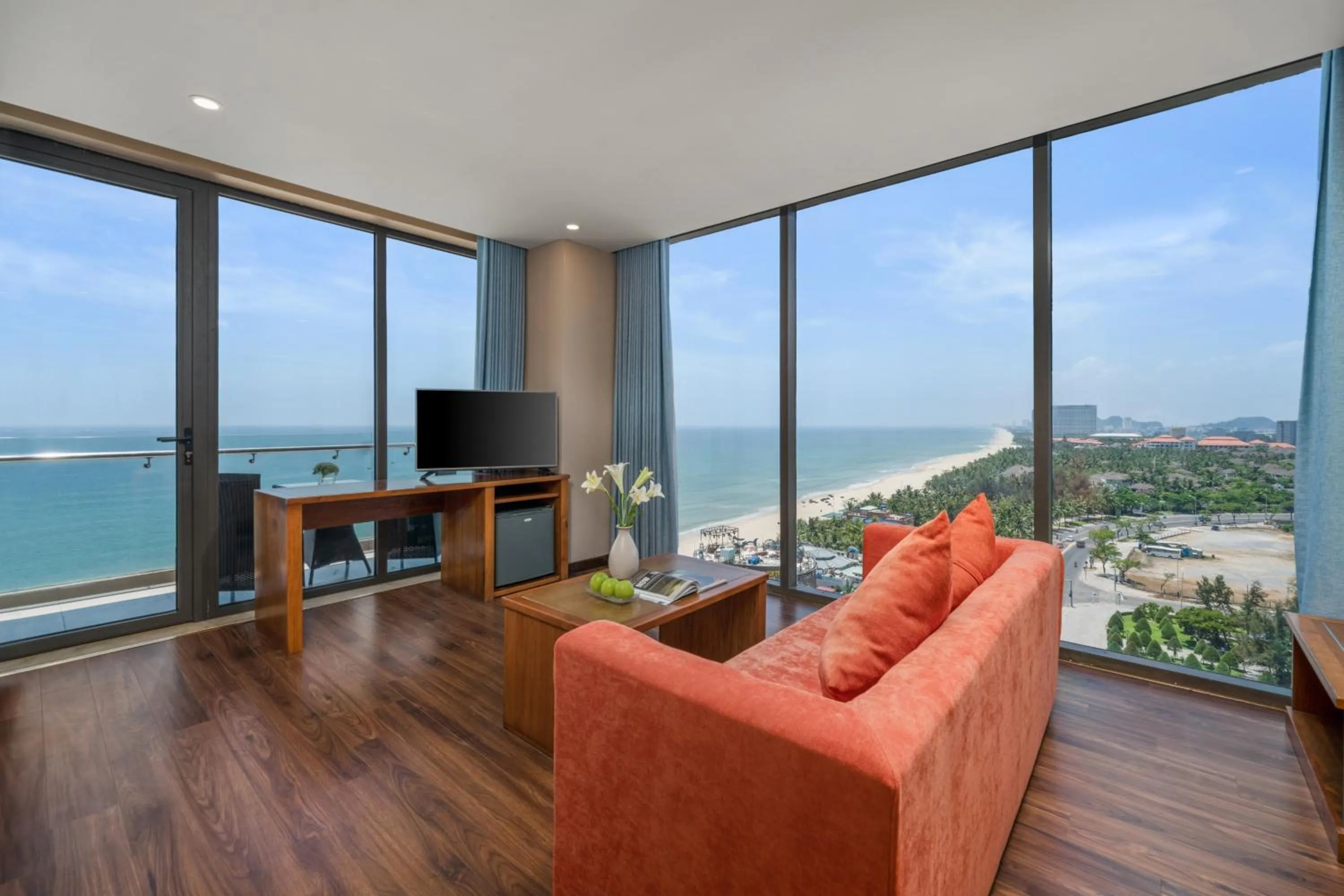 Yarra Ocean Suites Danang