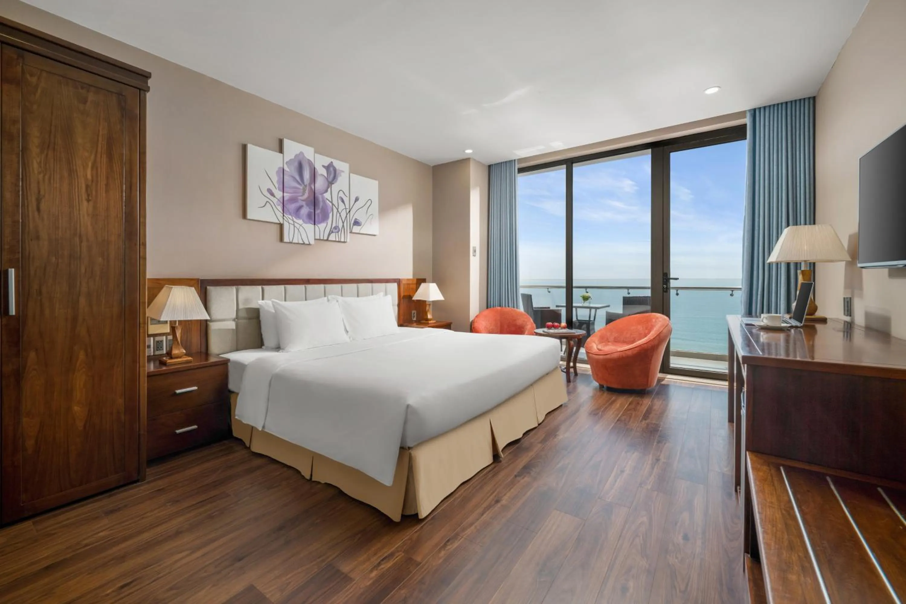 Bed in Yarra Ocean Suites Danang