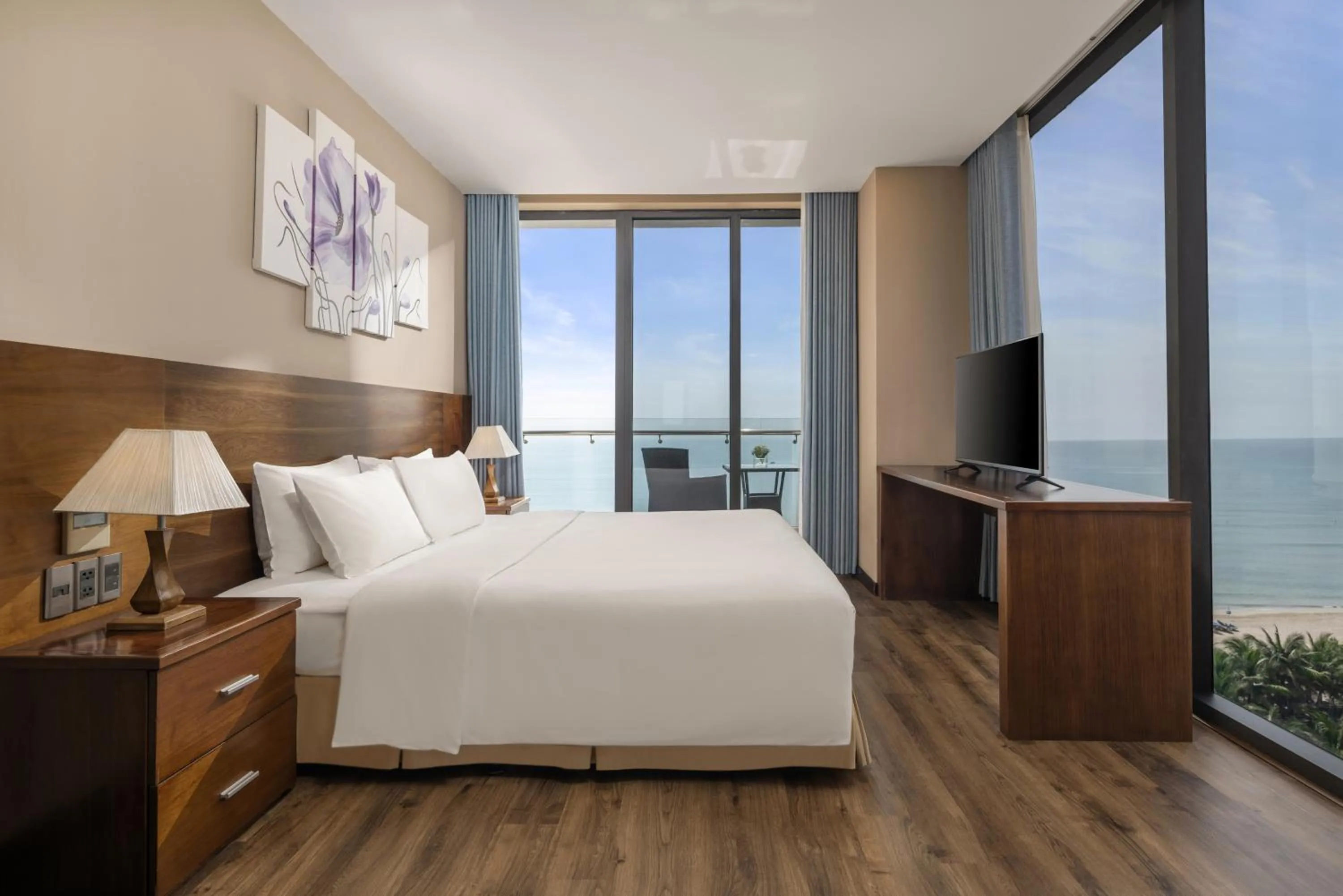 Bed in Yarra Ocean Suites Danang