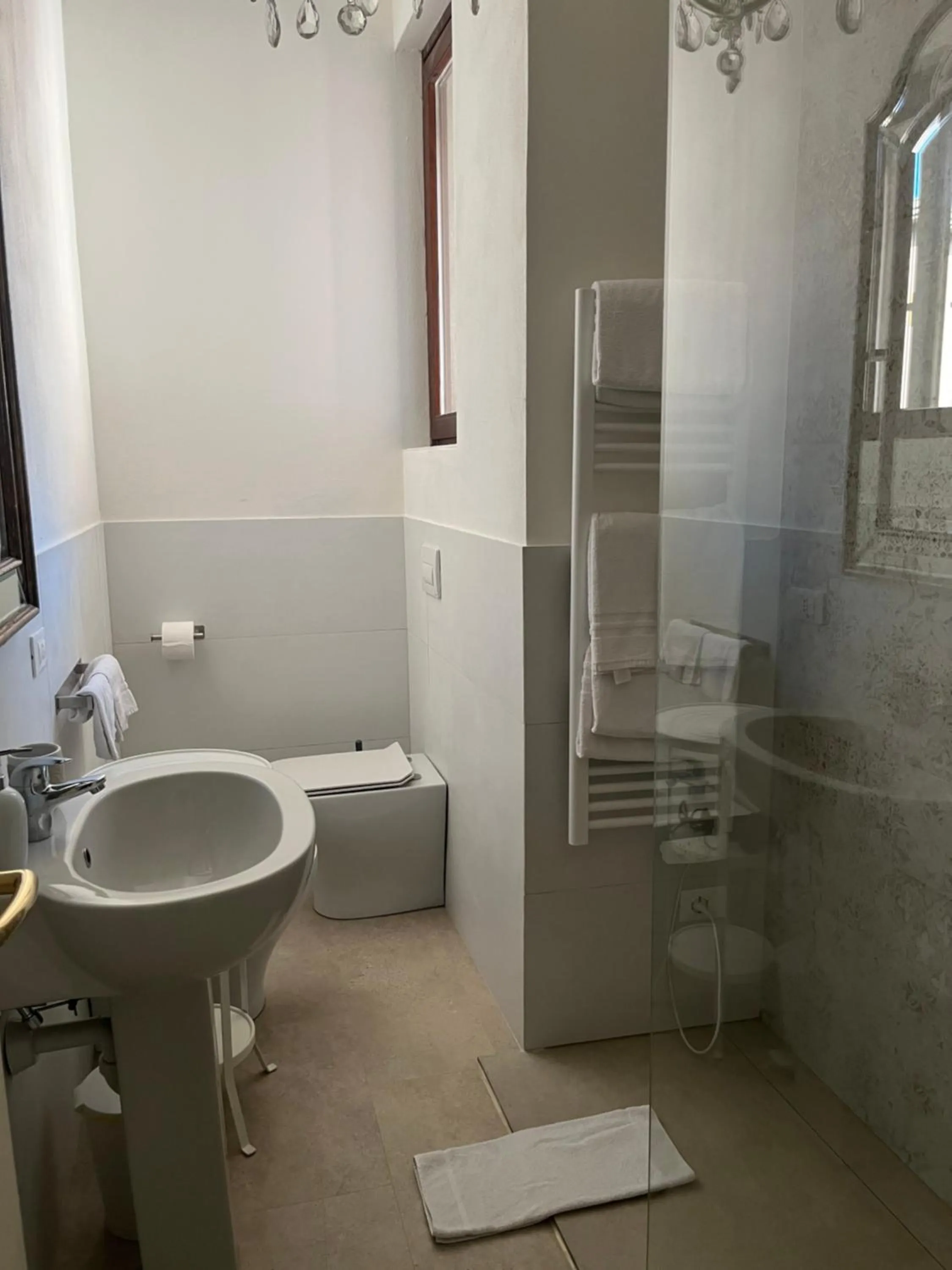 Shower in Fleur Blanche