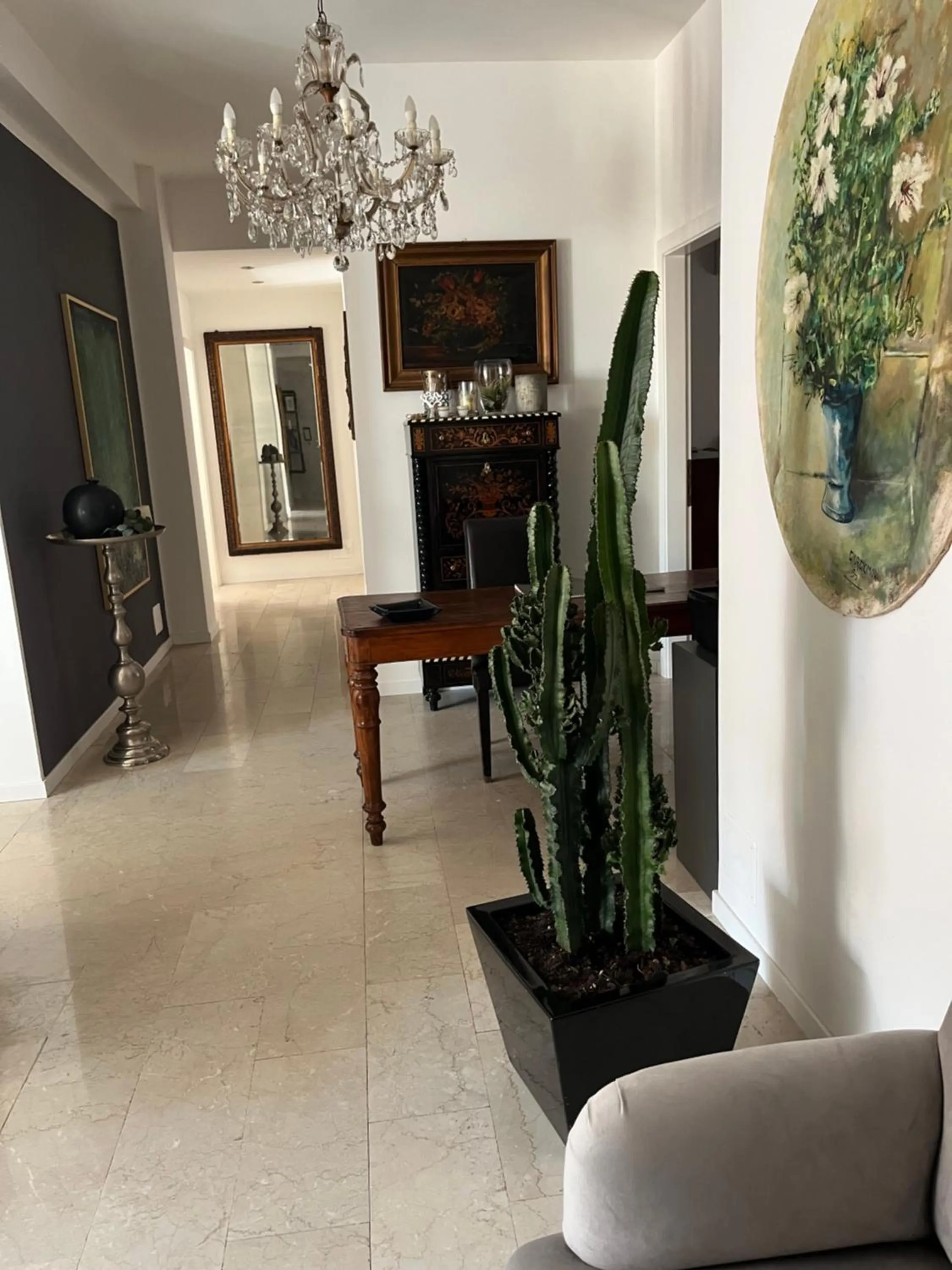 Seating area in Fleur Blanche