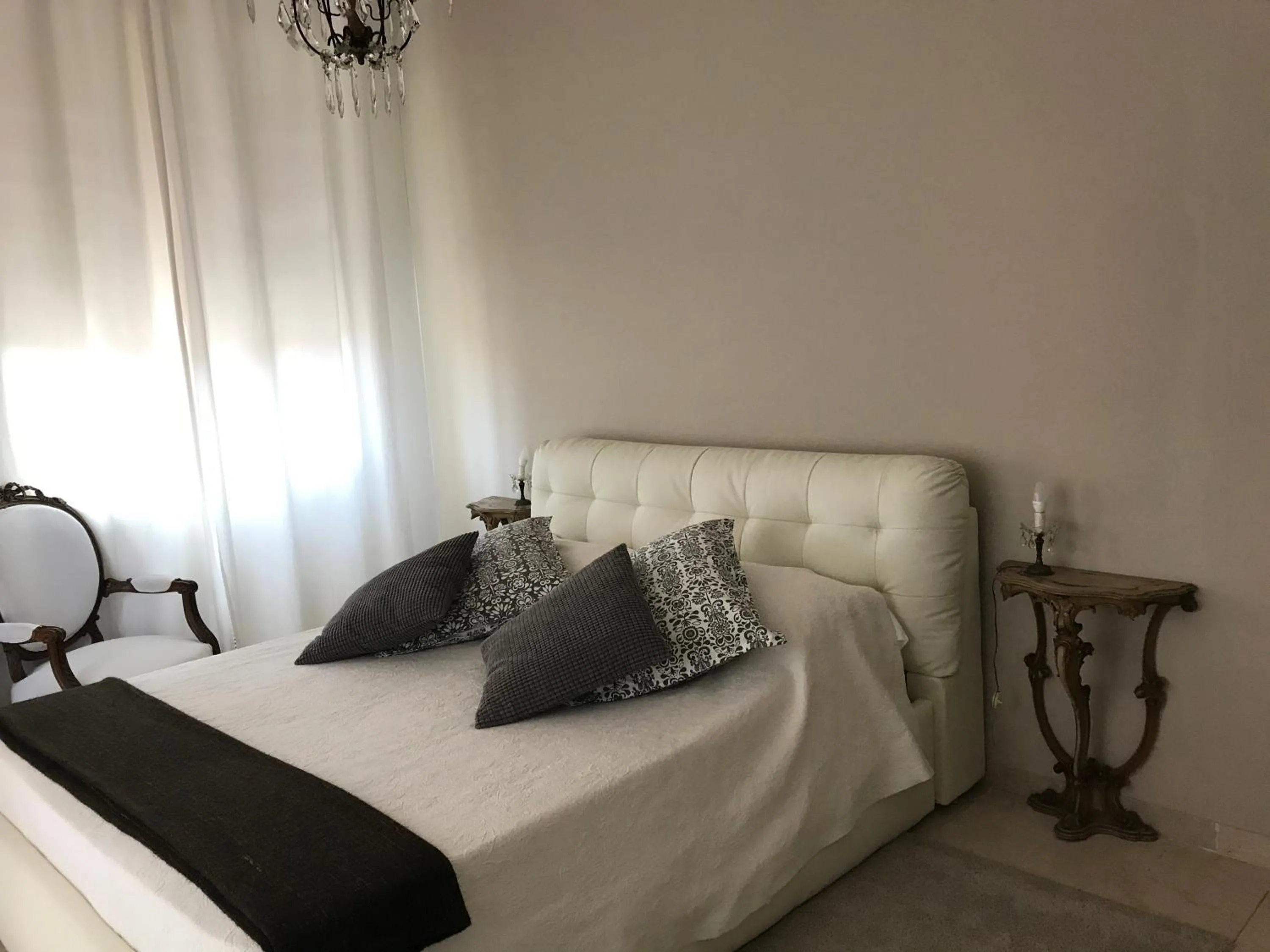 Bedroom, Bed in Fleur Blanche