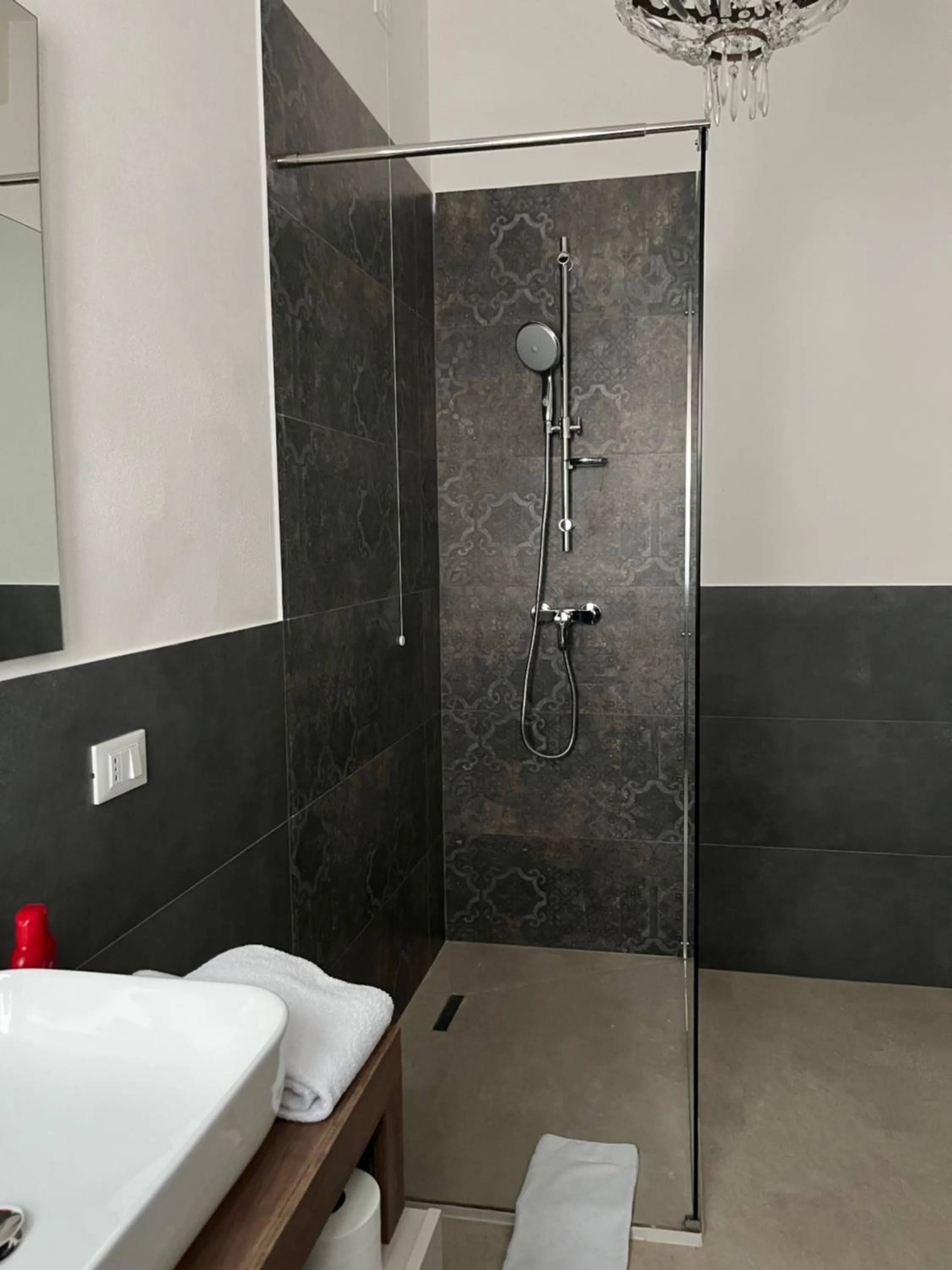 Shower in Fleur Blanche