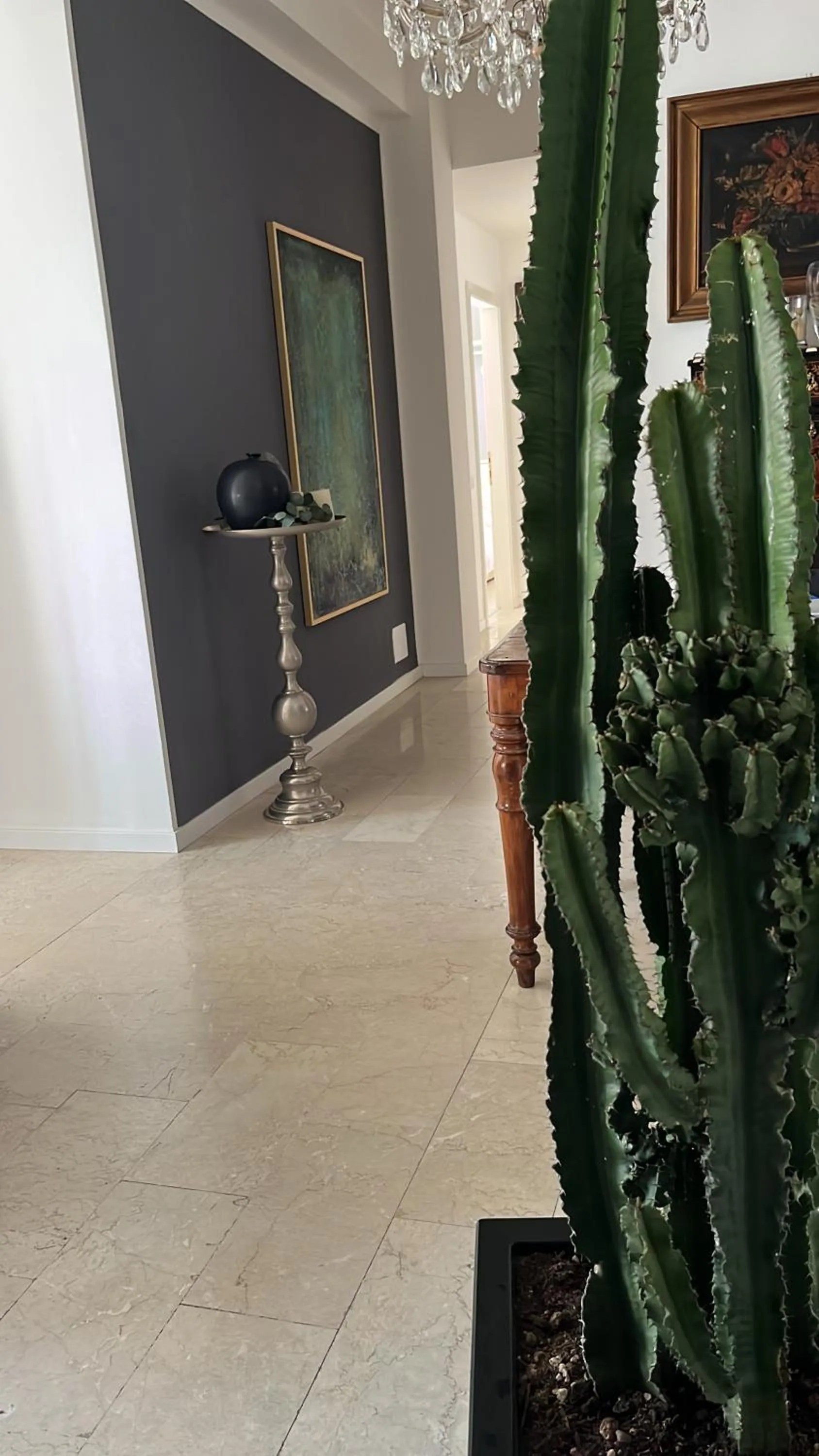 Decorative detail in Fleur Blanche