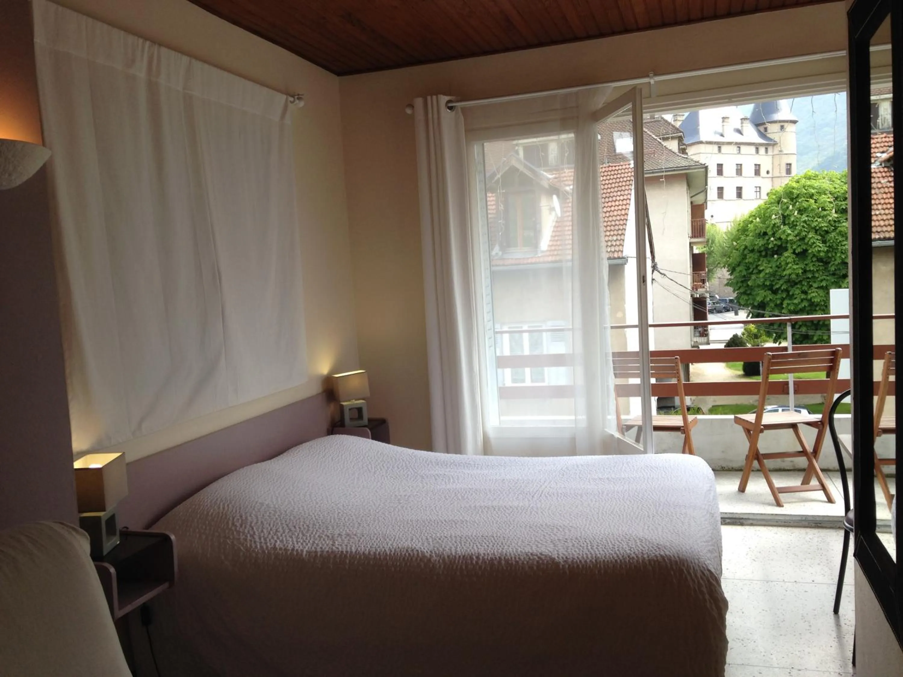 Landmark view, Bed in Hotel Sandra