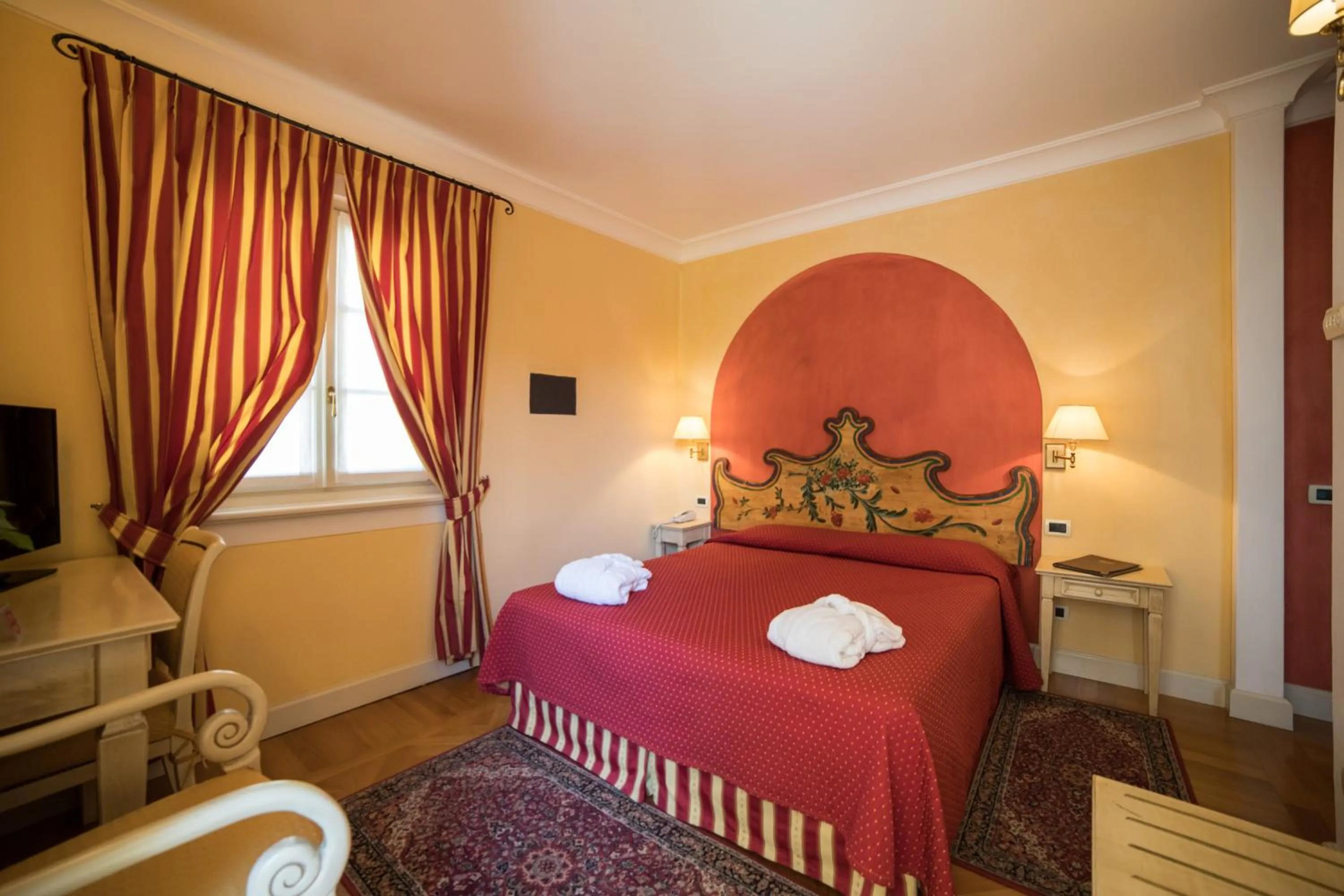 Photo of the whole room, Bed in Hotel Cannero