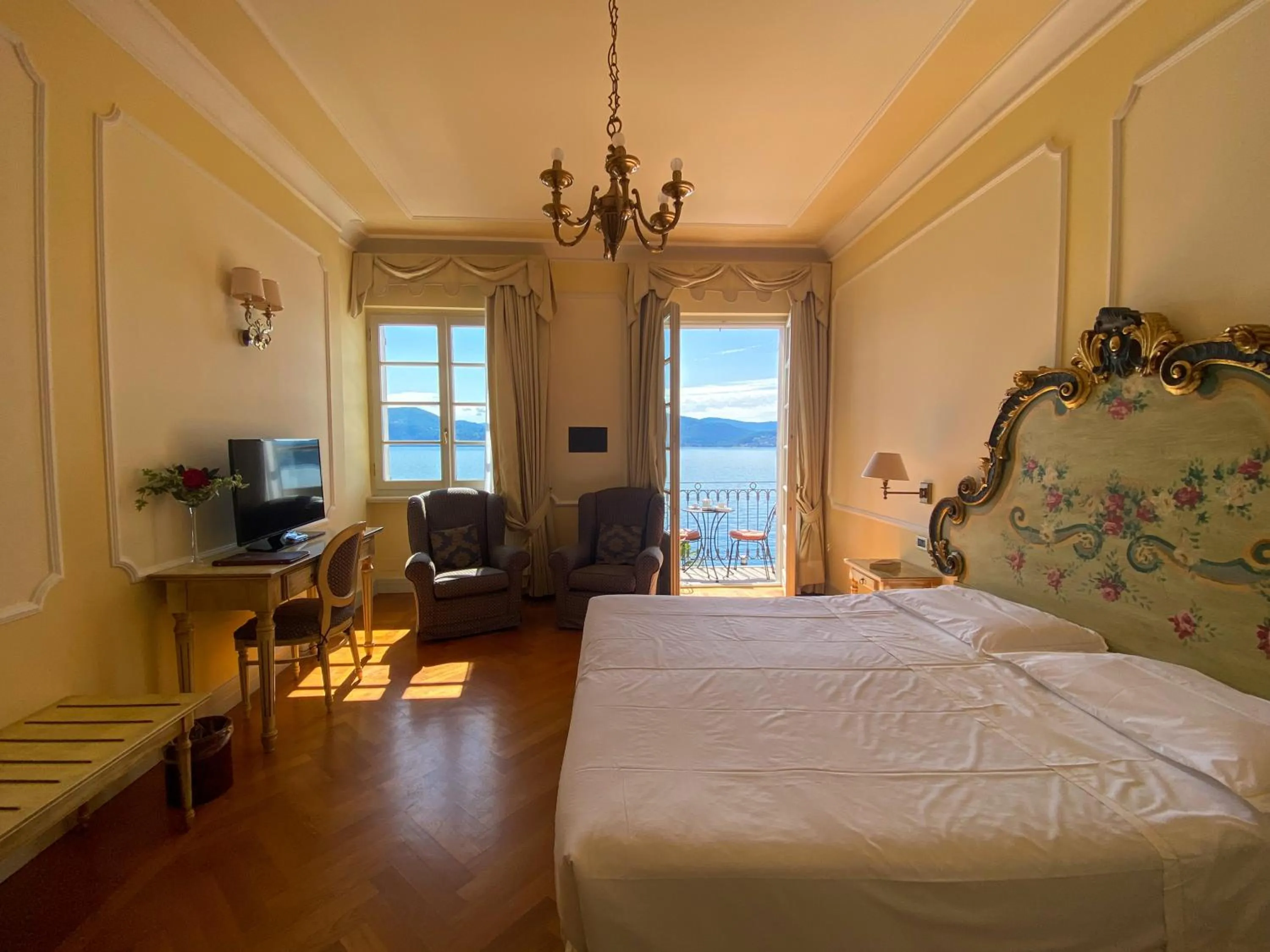 Photo of the whole room, Bed in Hotel Cannero