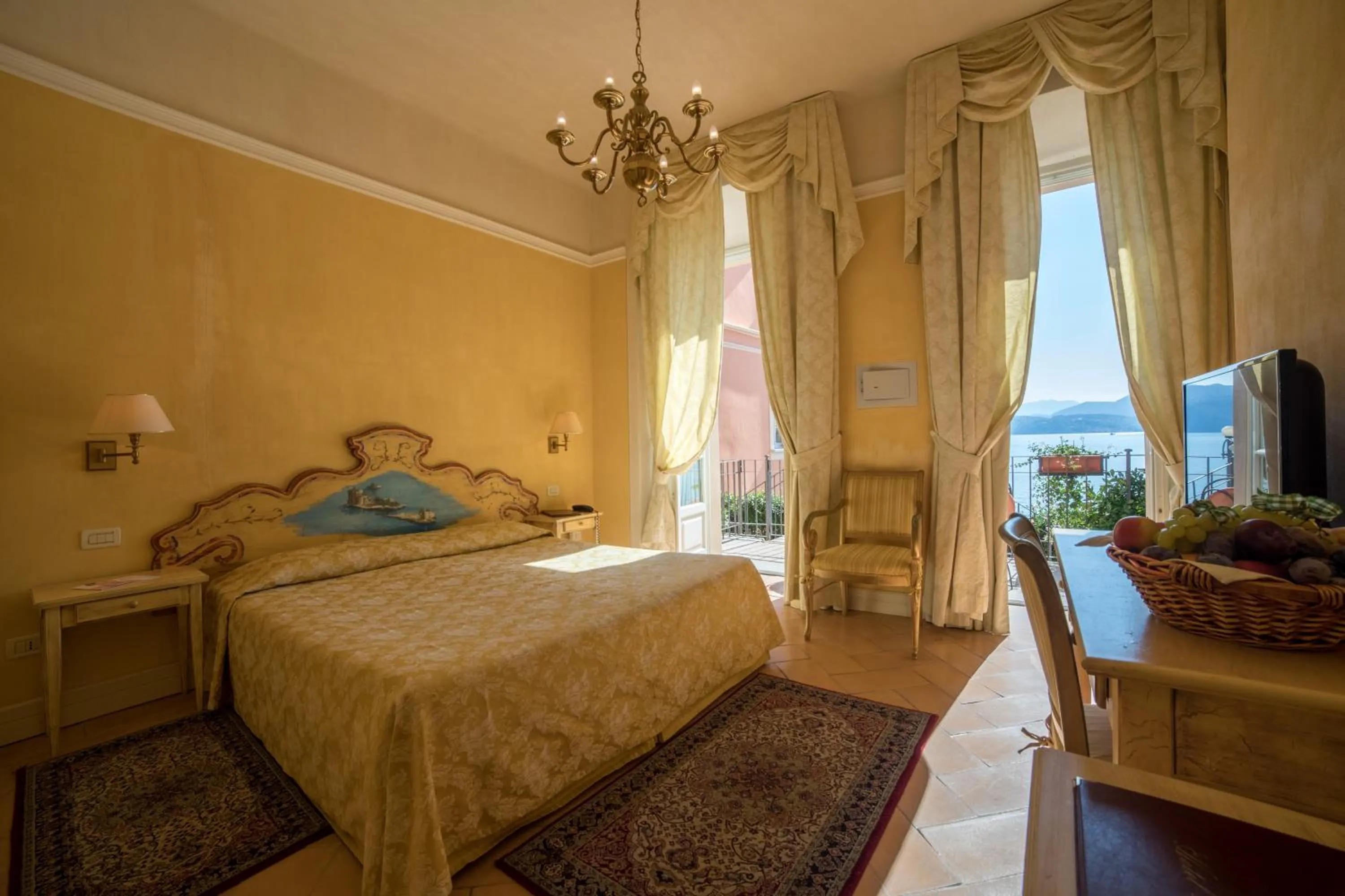 Photo of the whole room, Bed in Hotel Cannero