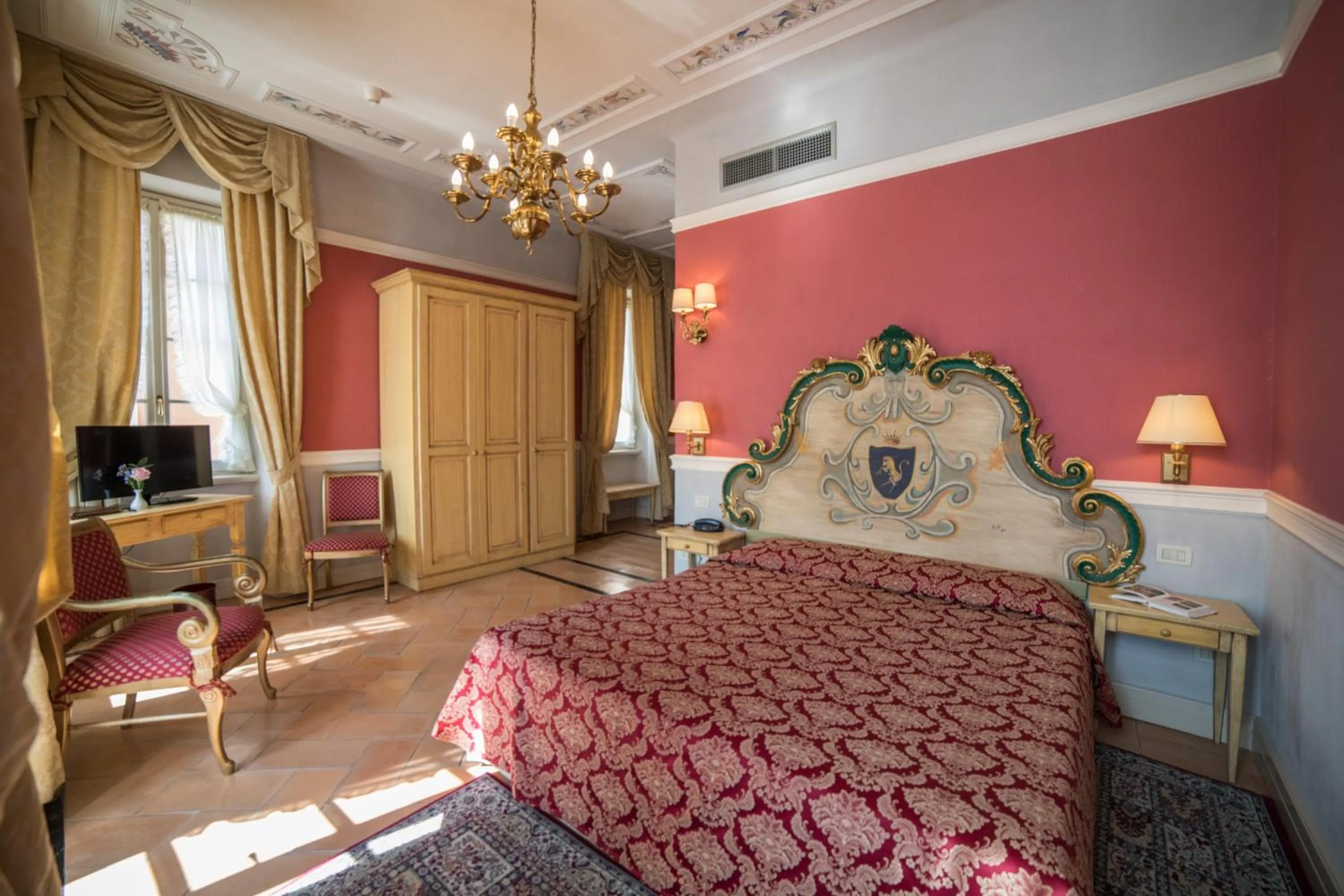 Lake view, Bed in Hotel Cannero