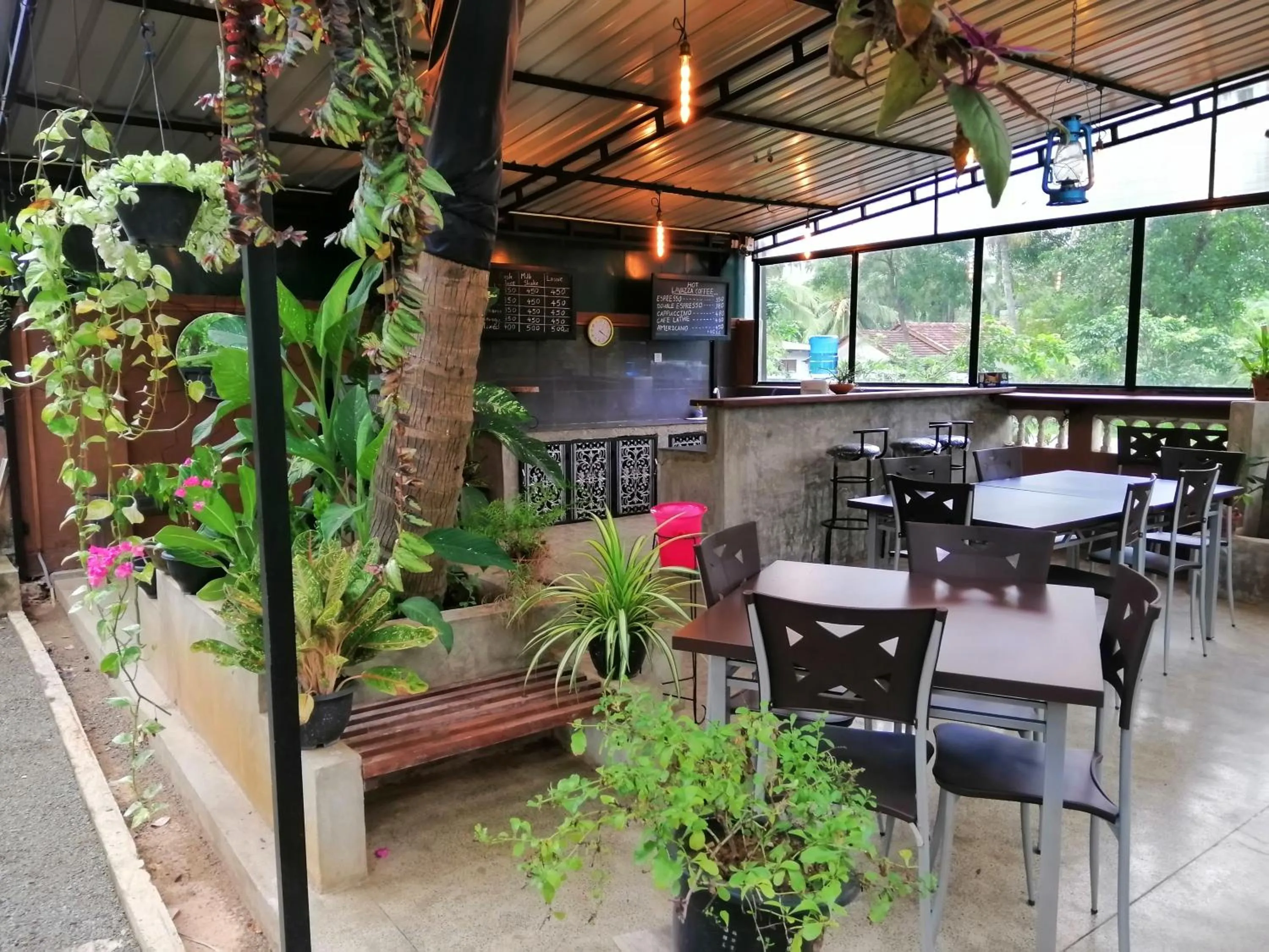 Restaurant/places to eat in Kutumbaya