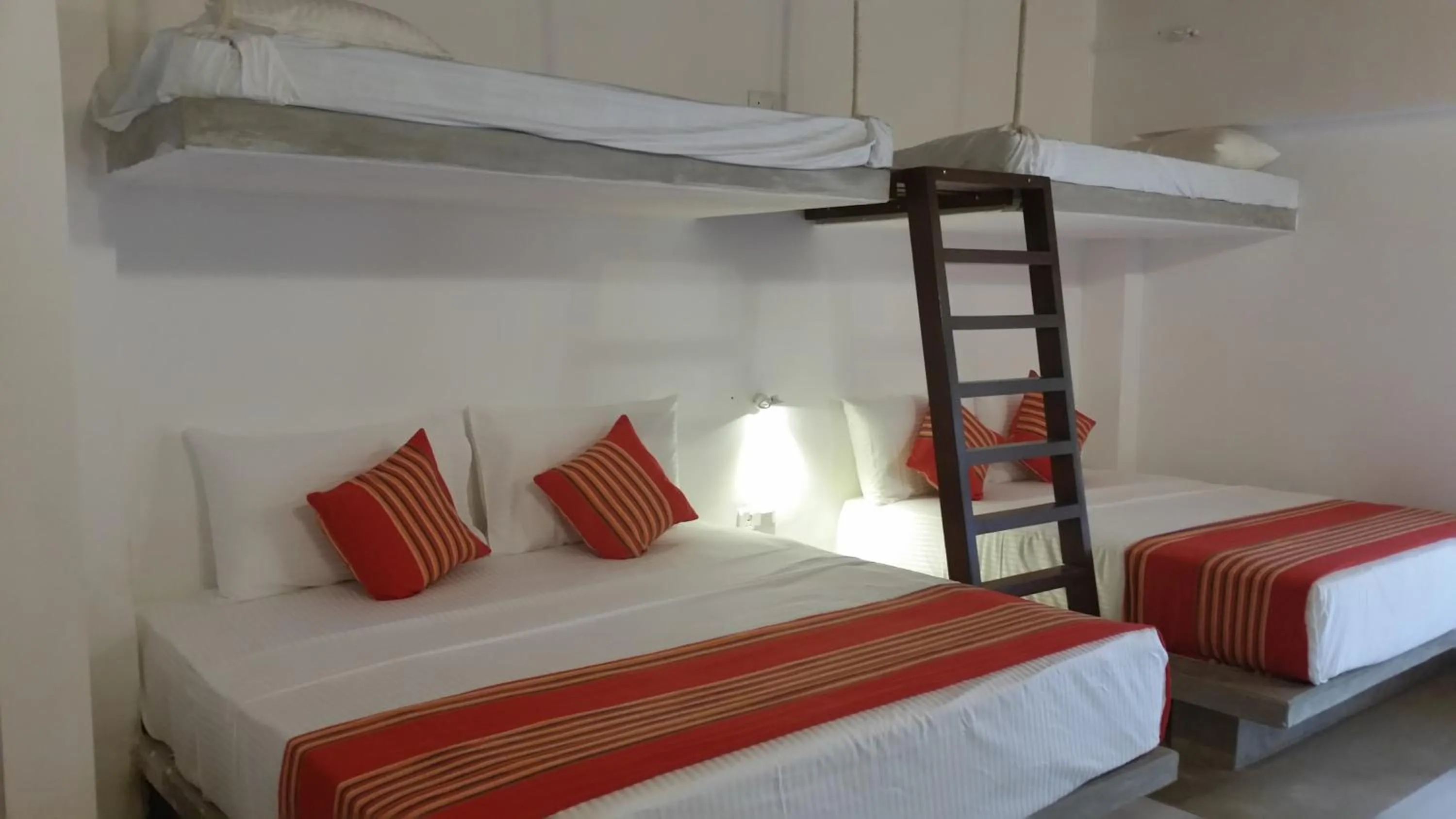 bunk bed, Bed in Kutumbaya