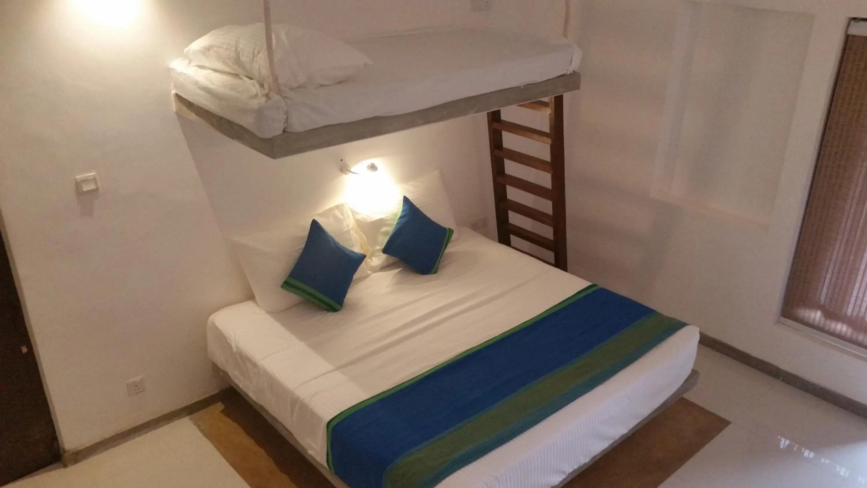 bunk bed, Bed in Kutumbaya