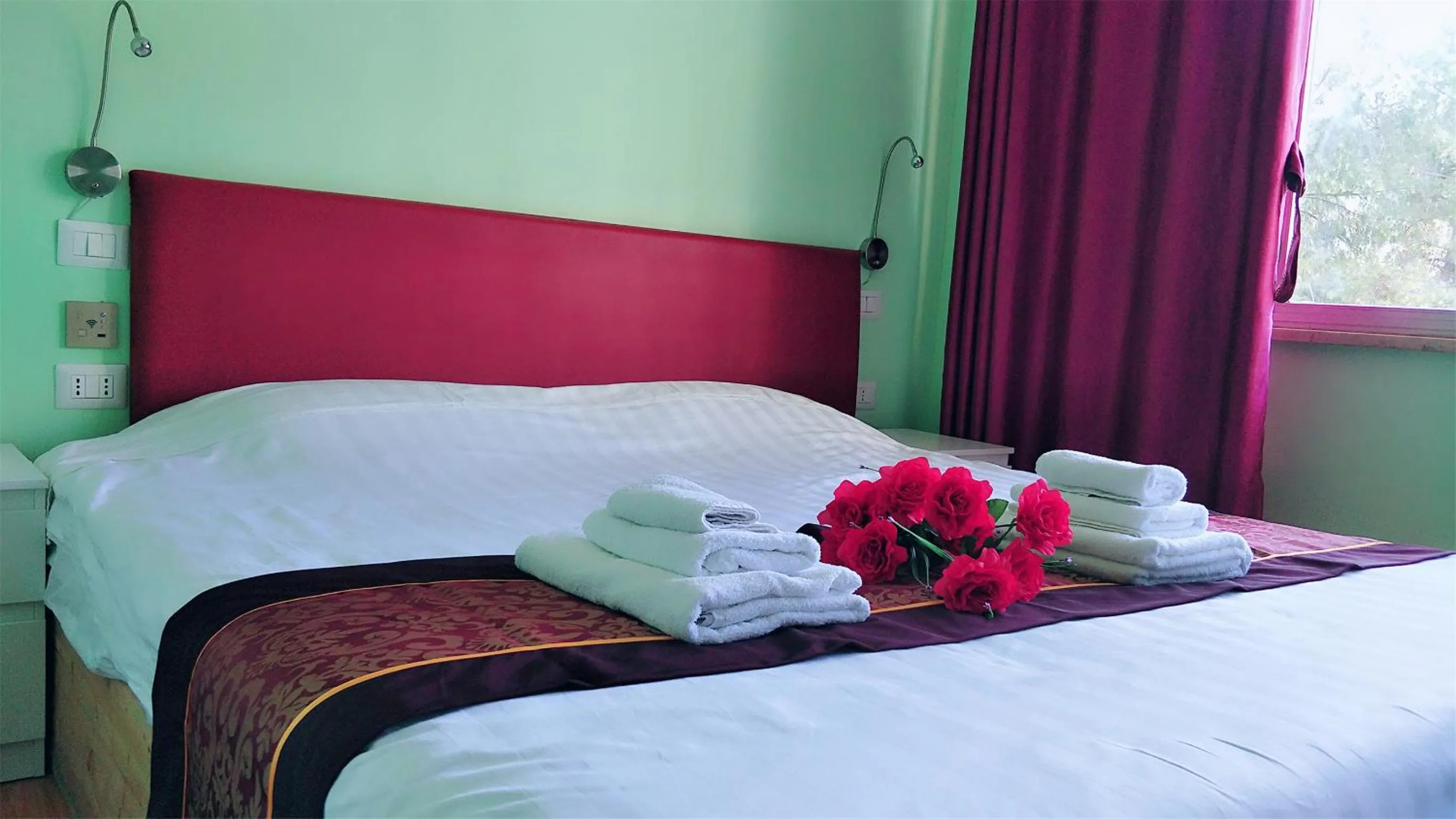 Decorative detail, Bed in Ciclamino Siracusa