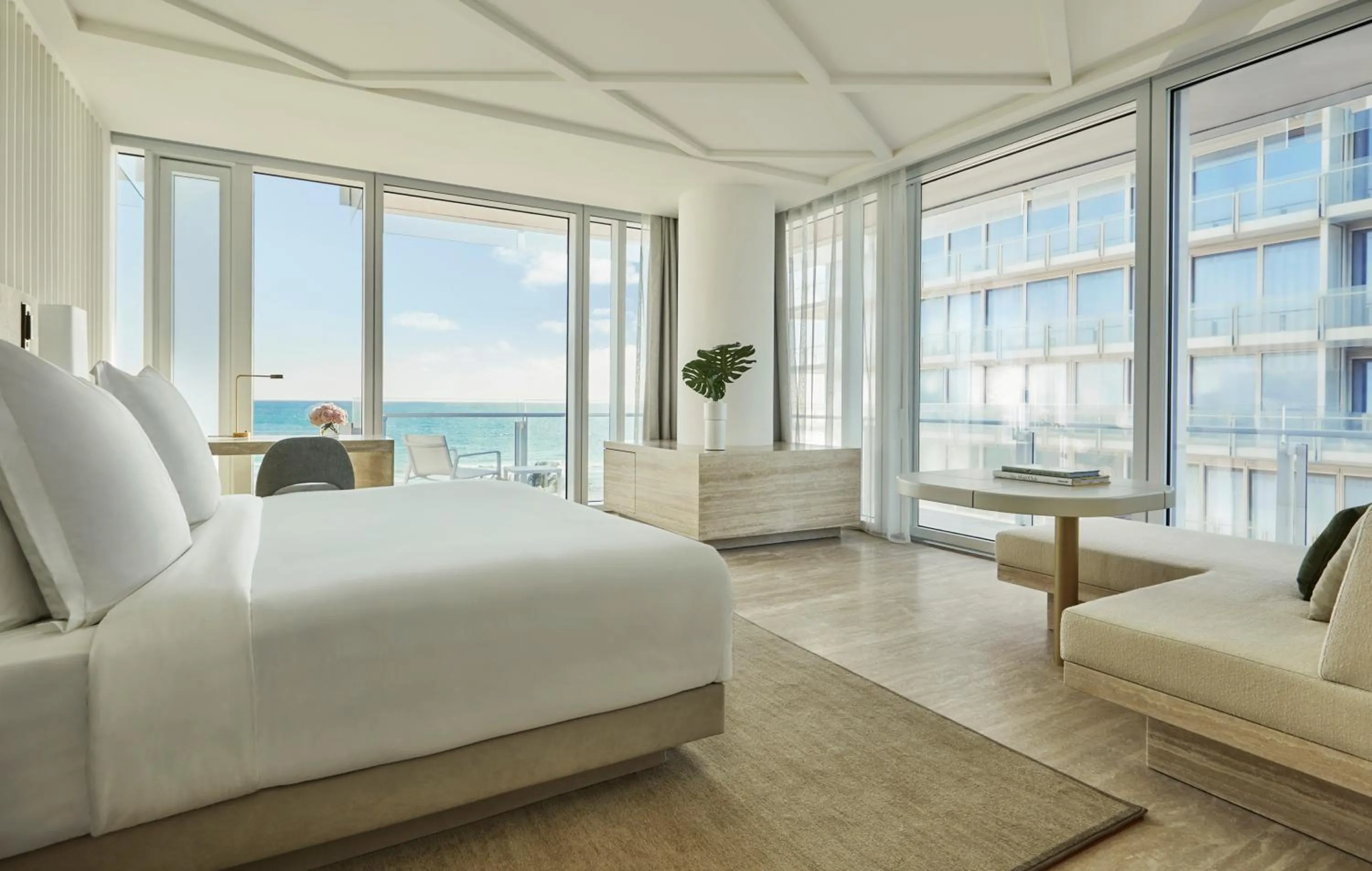 Photo of the whole room, Bed in Four Seasons Hotel at The Surf Club