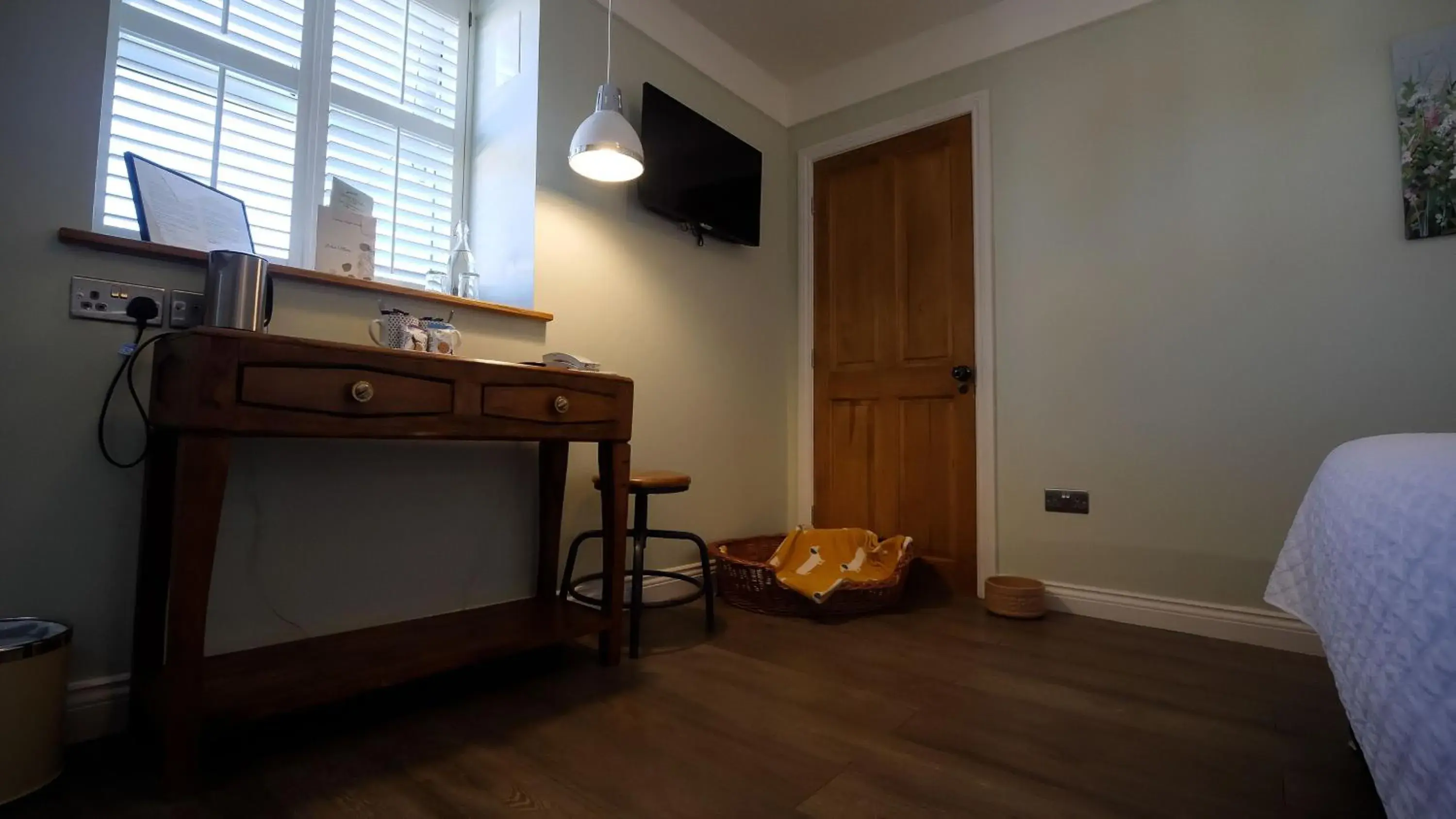 Columba (Twin Bed) with Sofa Bed, Bath with Overhead Shower in Thomas Wright House Columba (Twin Bed) with Sofa Bed, Bath with Overhead Shower in Thomas Wright House