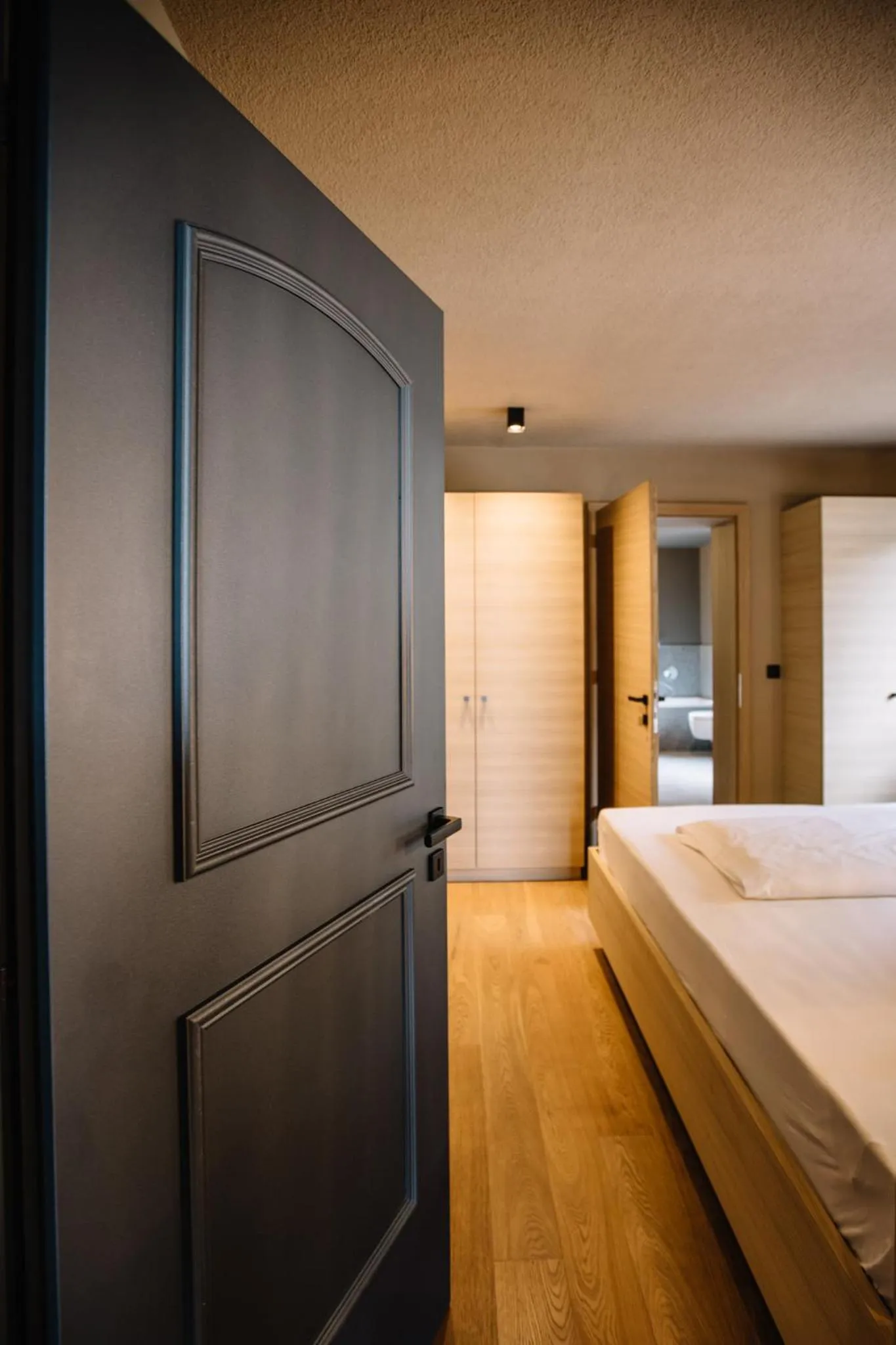 Photo of the whole room, Bed in Panoramic Suites Winzerhöhe