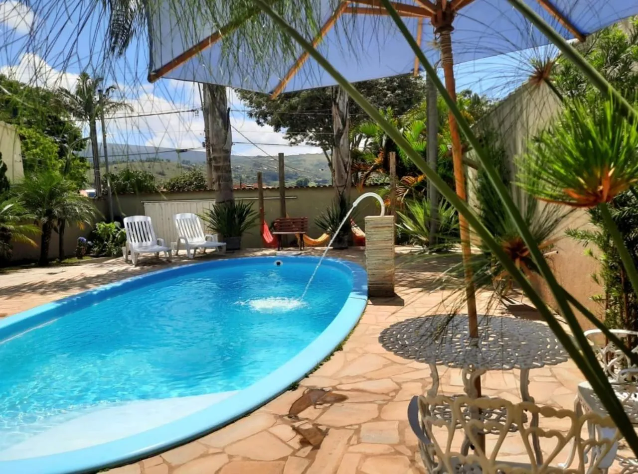 Pousada Luz do Sol, com piscina, quartos amplos e confortáveis no centro de Carrancas