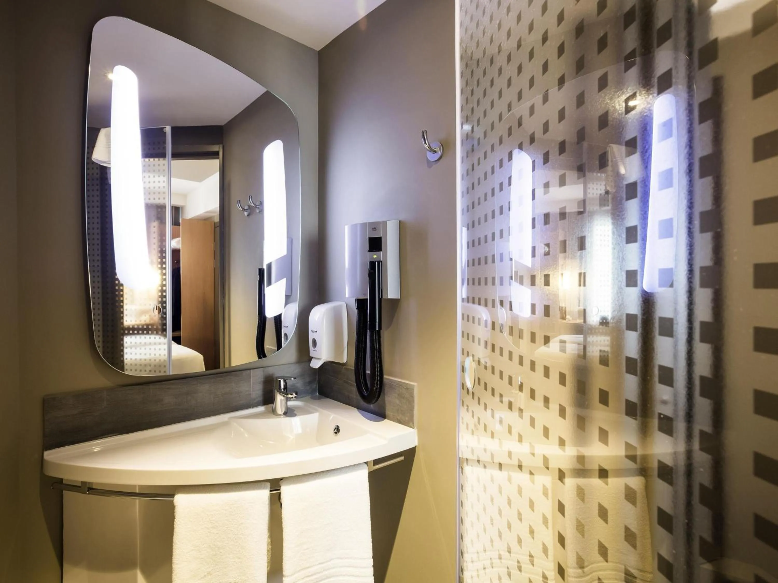 Bedroom in ibis Yerevan Center