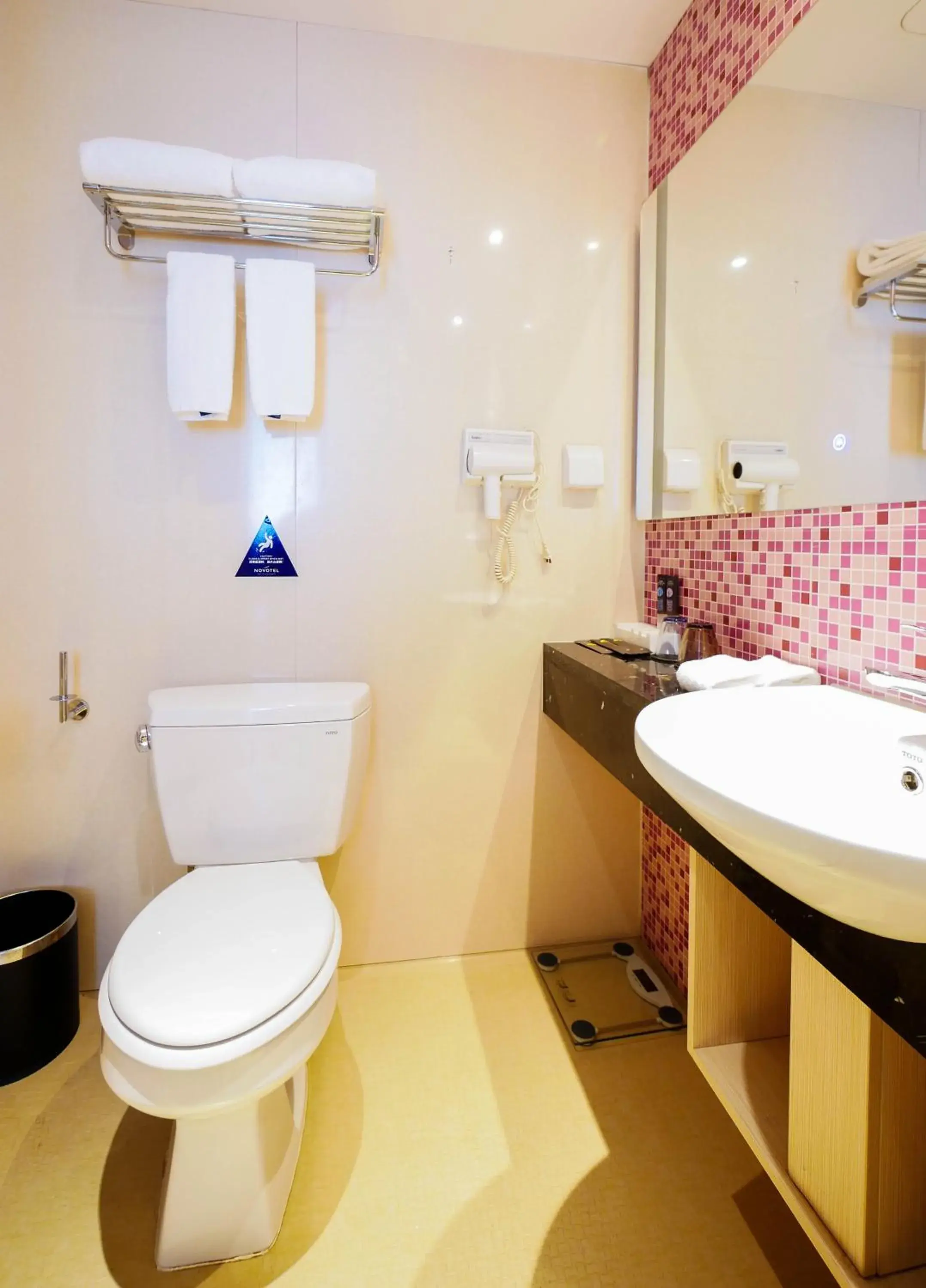 Superior King Room with Lake View in Novotel Nanchang Sunac Superior King Room with Lake View in Novotel Nanchang Sunac