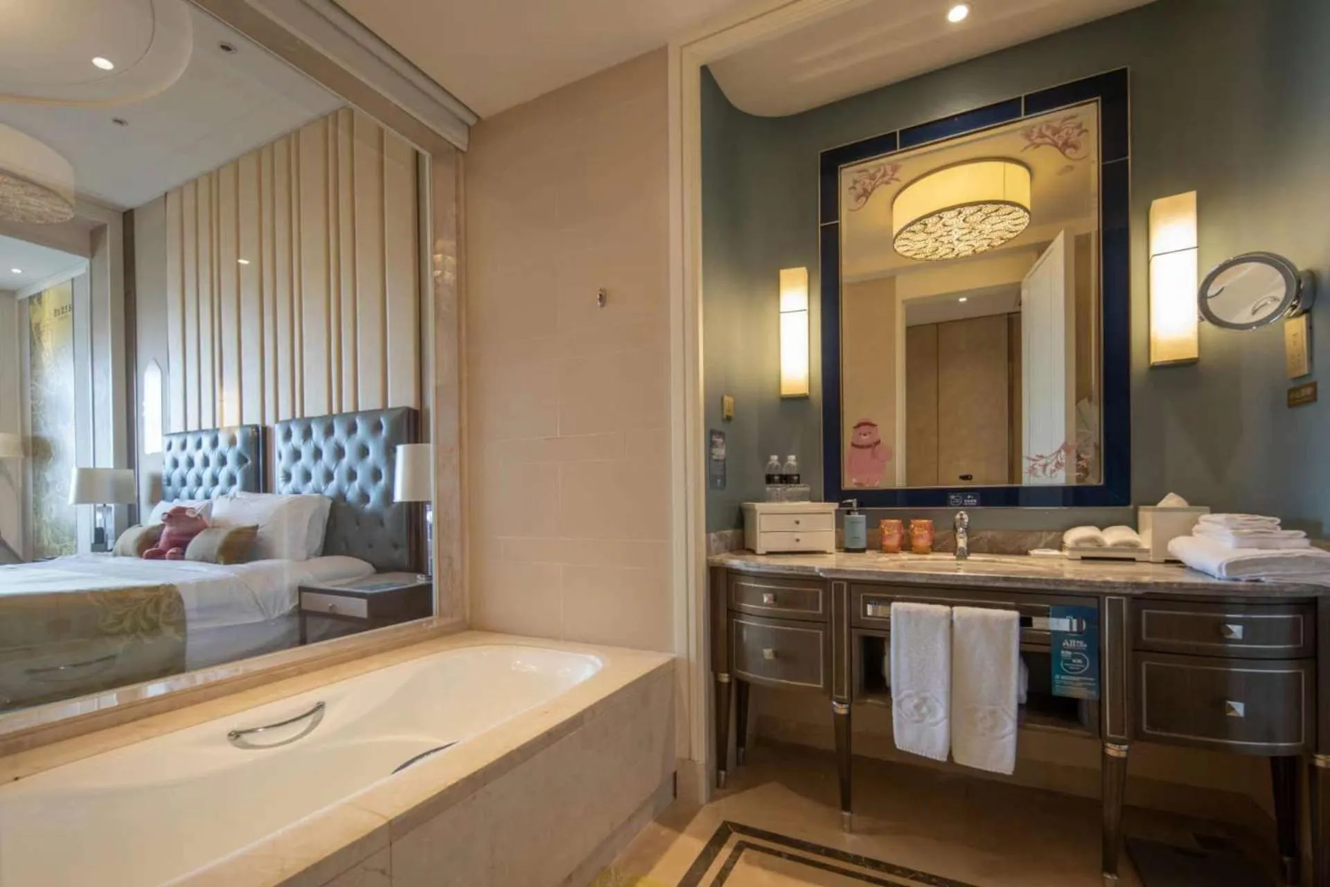 Bedroom in Sofitel Shanghai Hongqiao