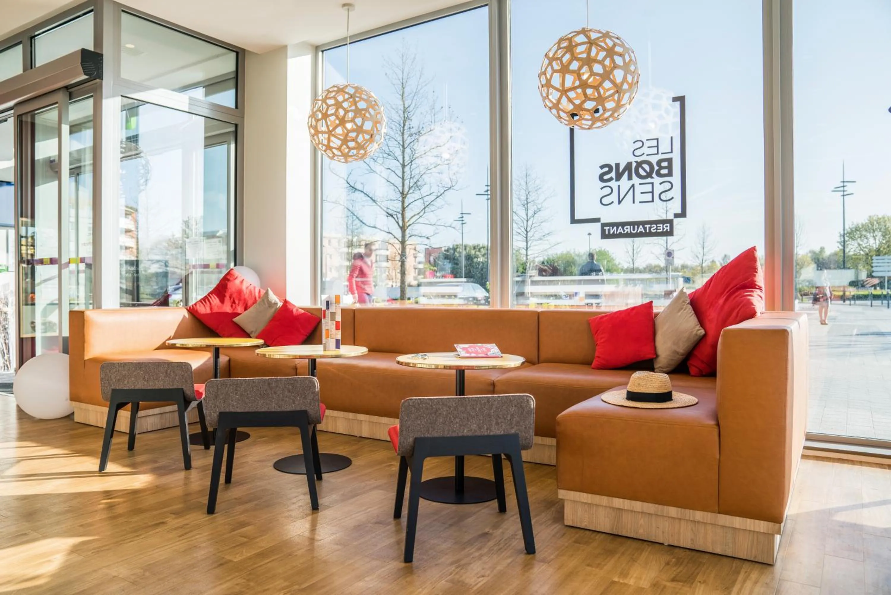 Lounge or bar in ibis Styles Guyancourt Versailles