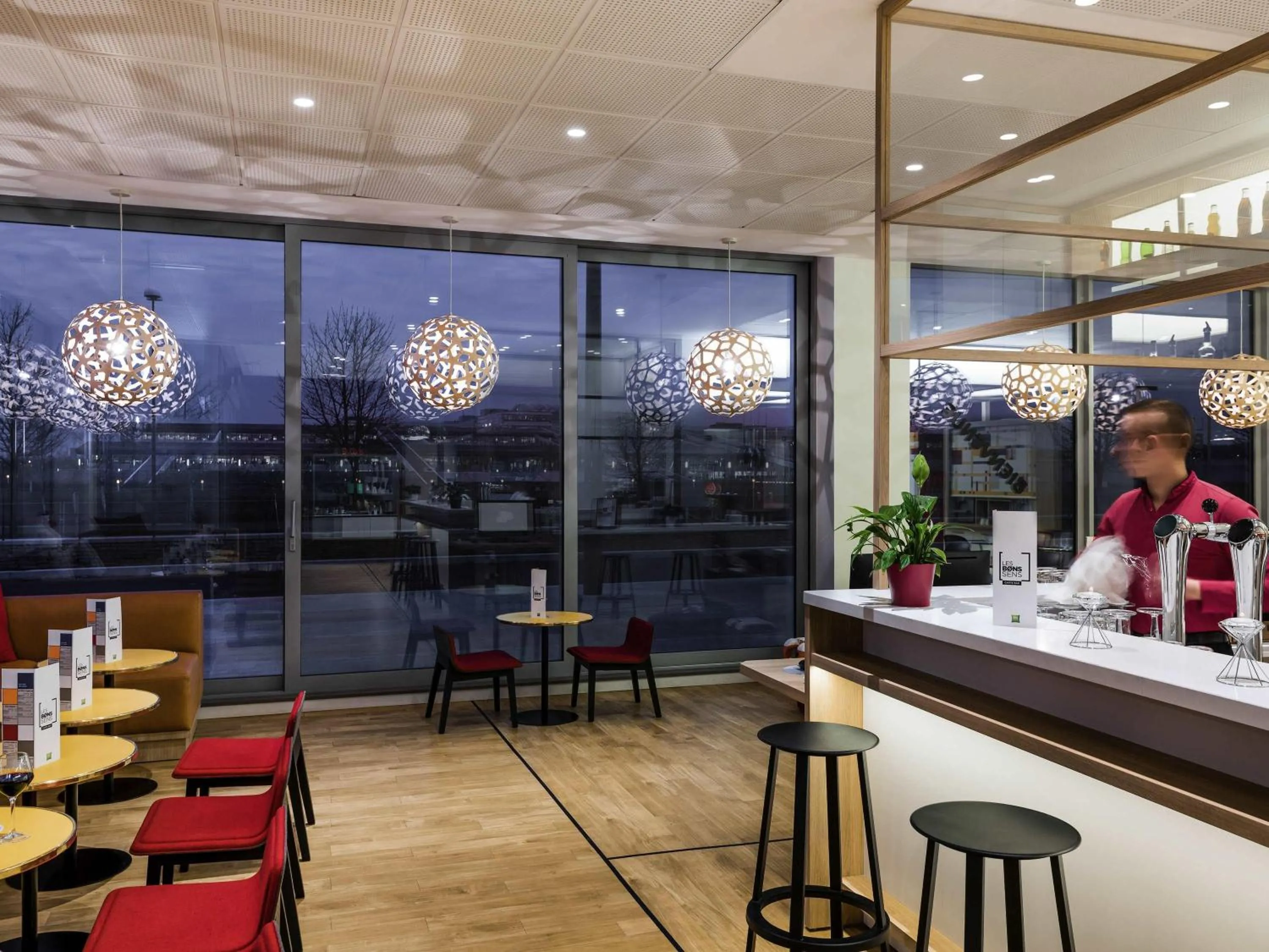 Lounge or bar in ibis Styles Guyancourt Versailles