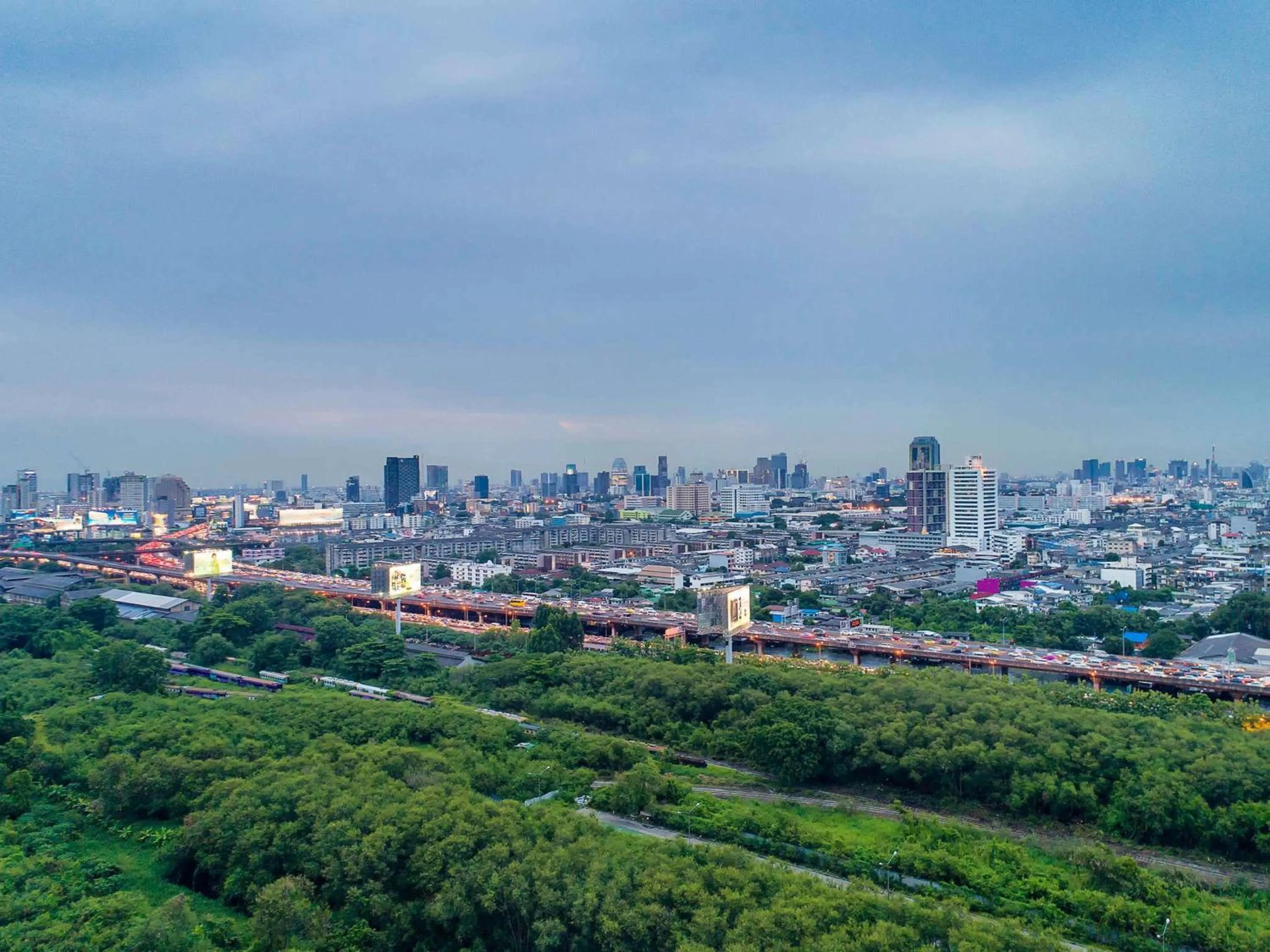 Bedroom in Mercure Bangkok Makkasan