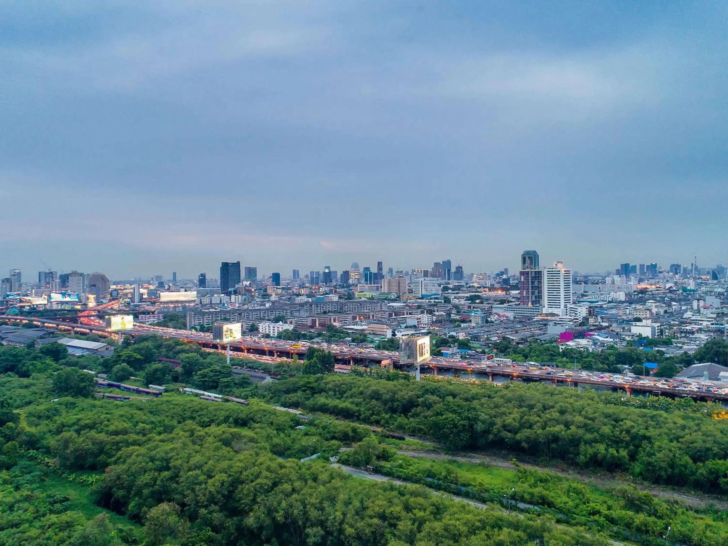 Bedroom in Mercure Bangkok Makkasan Bedroom in Mercure Bangkok Makkasan