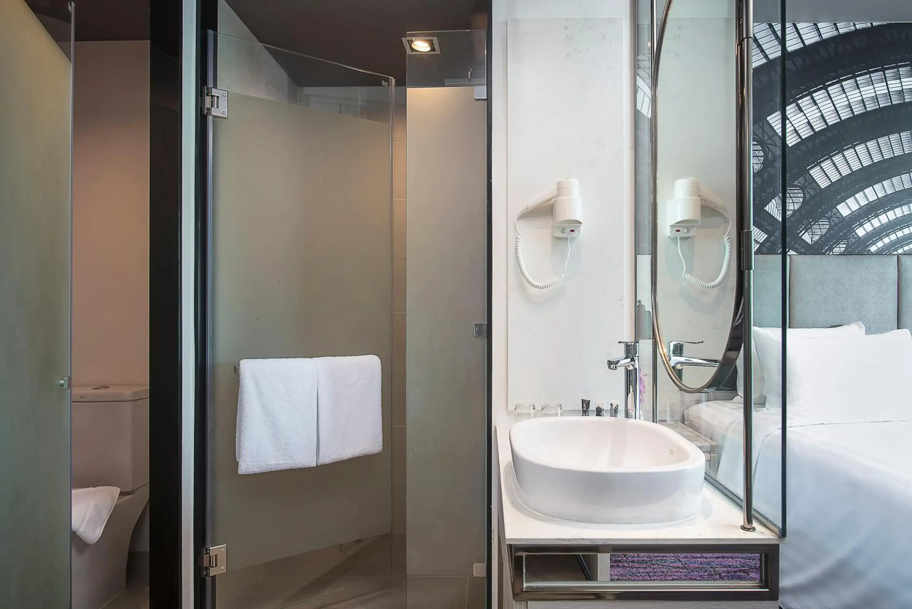 Bathroom, Bed in Mercure Bangkok Makkasan Bathroom, Bed in Mercure Bangkok Makkasan