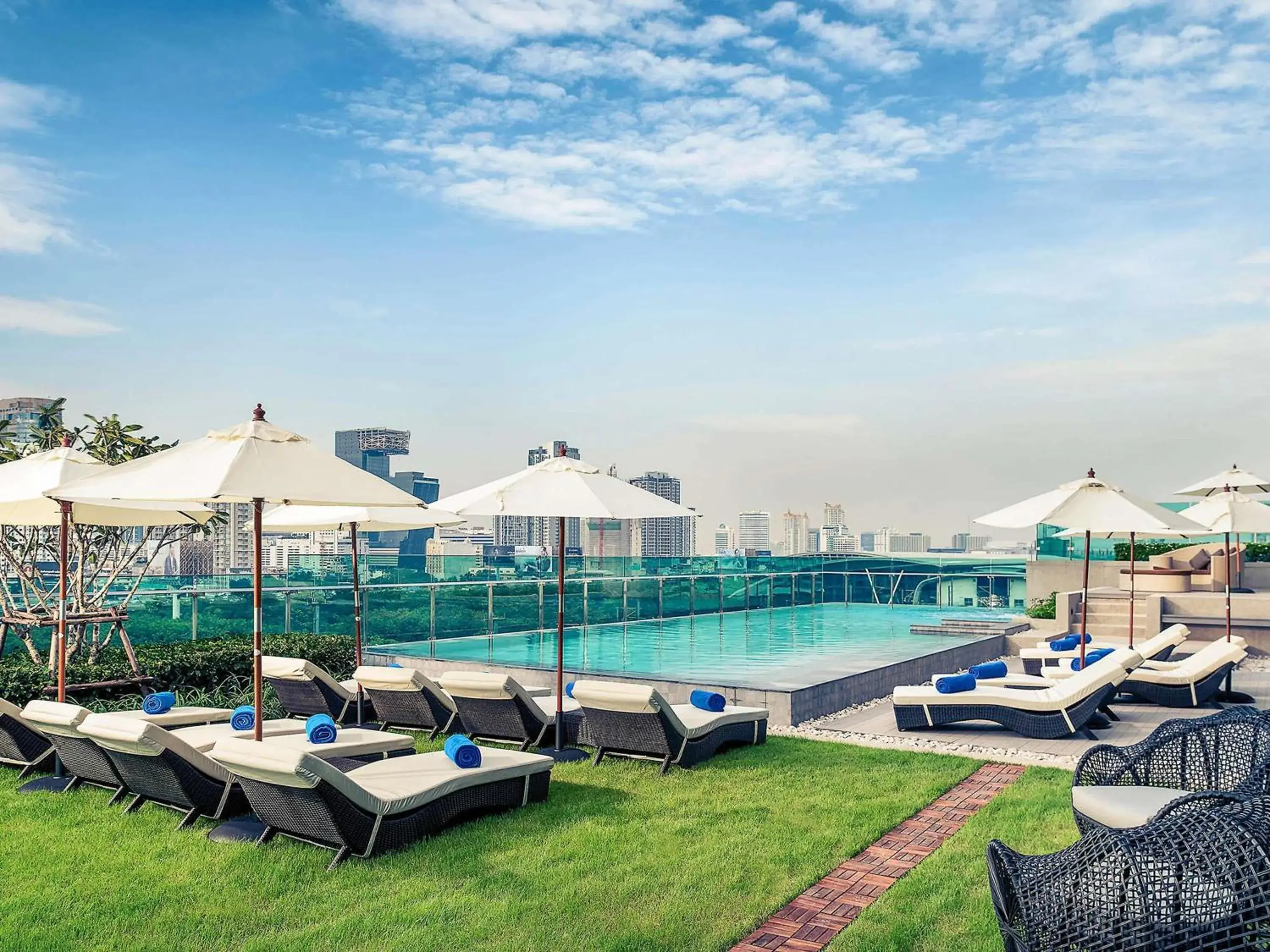 Pool view in Mercure Bangkok Makkasan Pool view in Mercure Bangkok Makkasan