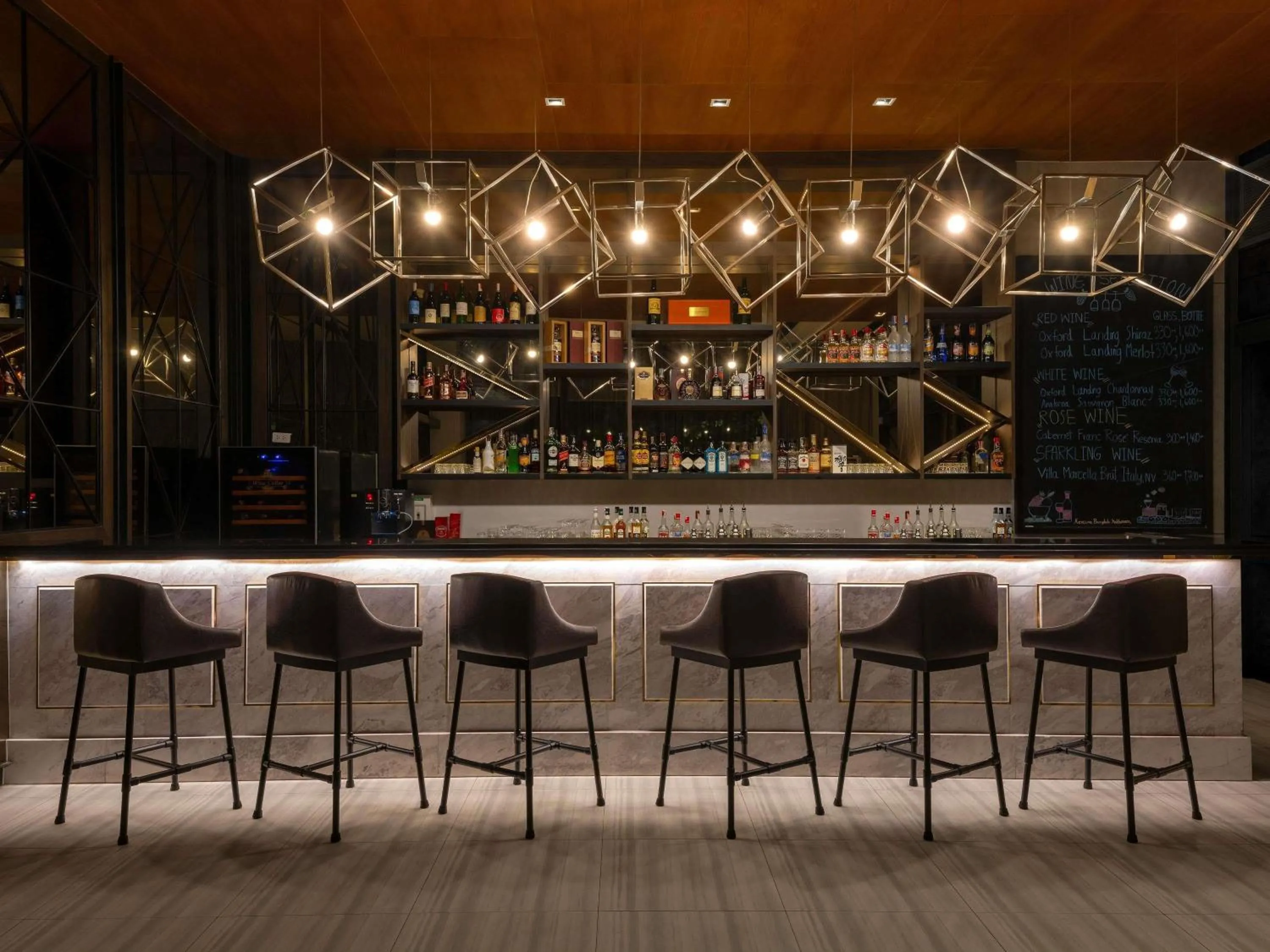 Lounge or bar in Mercure Bangkok Makkasan