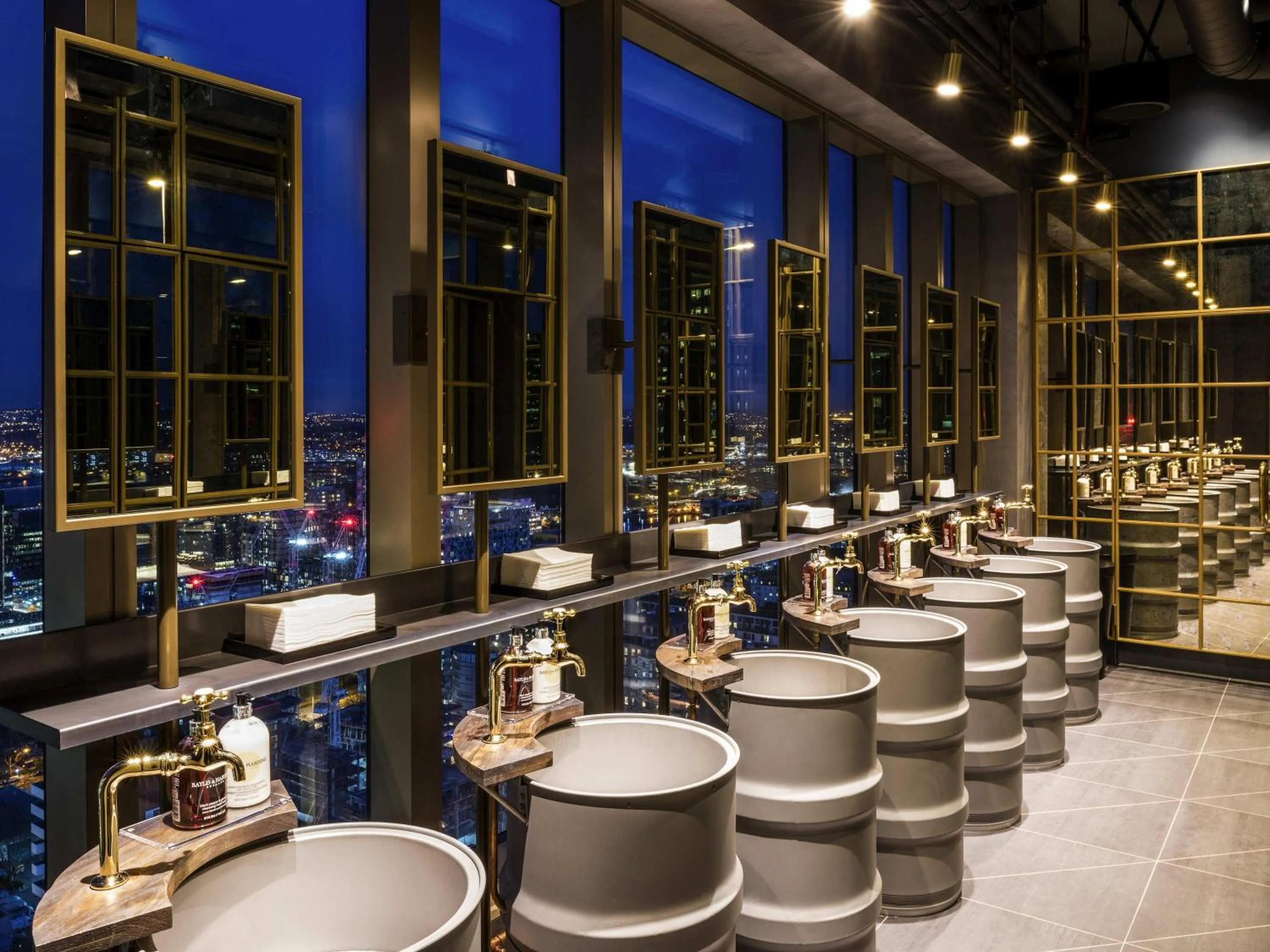 Lounge or bar in Novotel London Canary Wharf