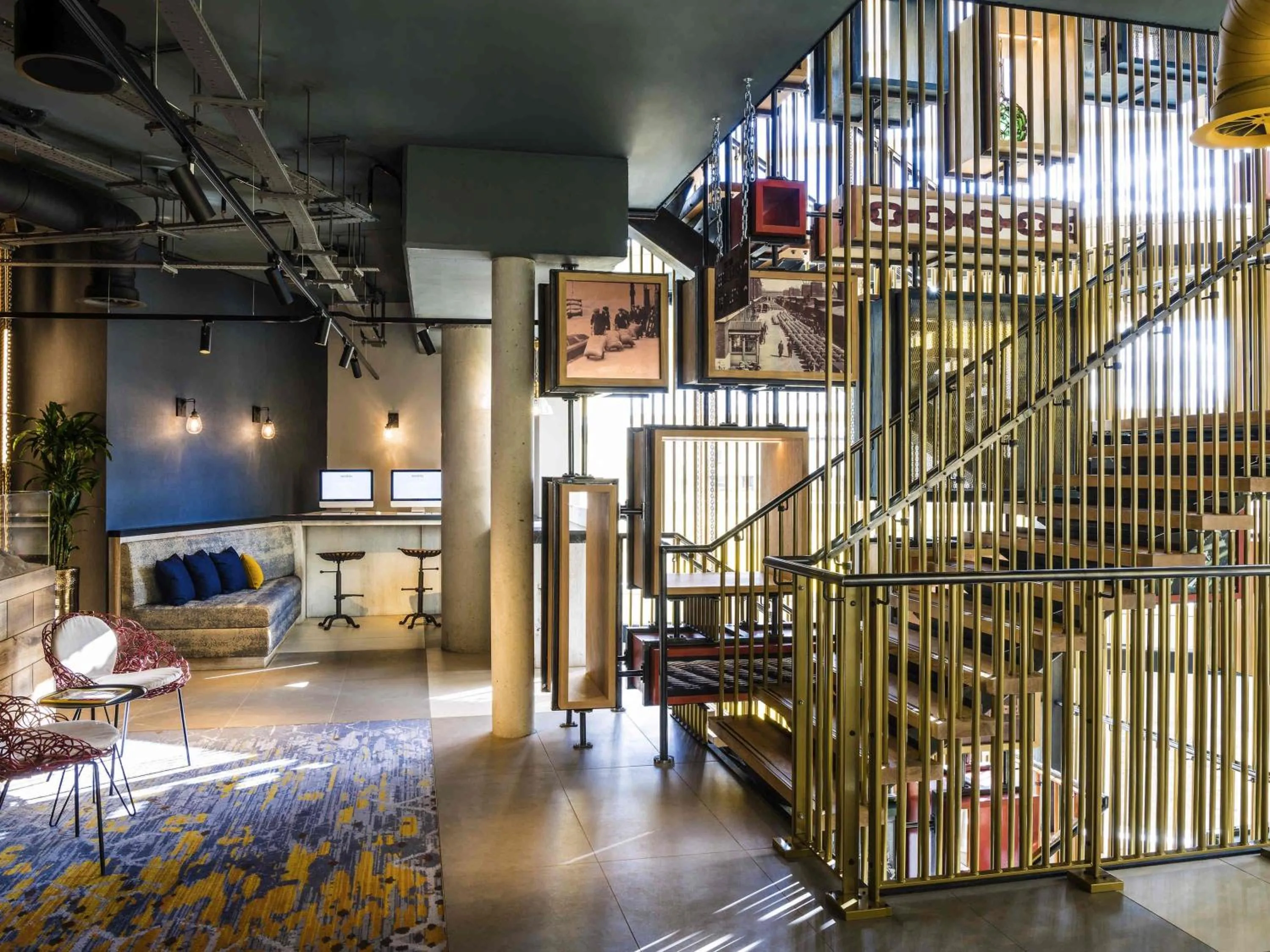 Lounge or bar in Novotel London Canary Wharf