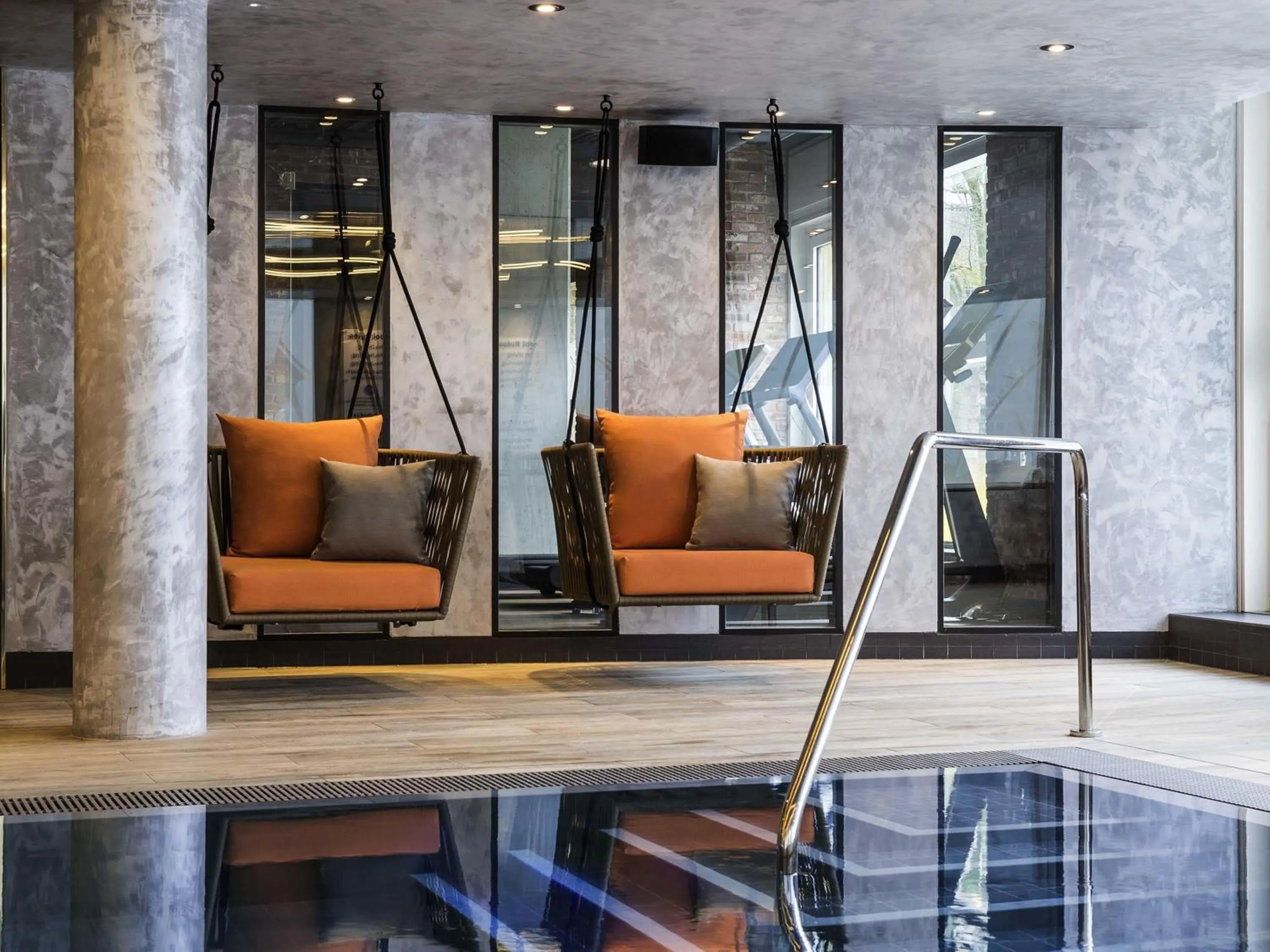 Pool view in Novotel London Canary Wharf