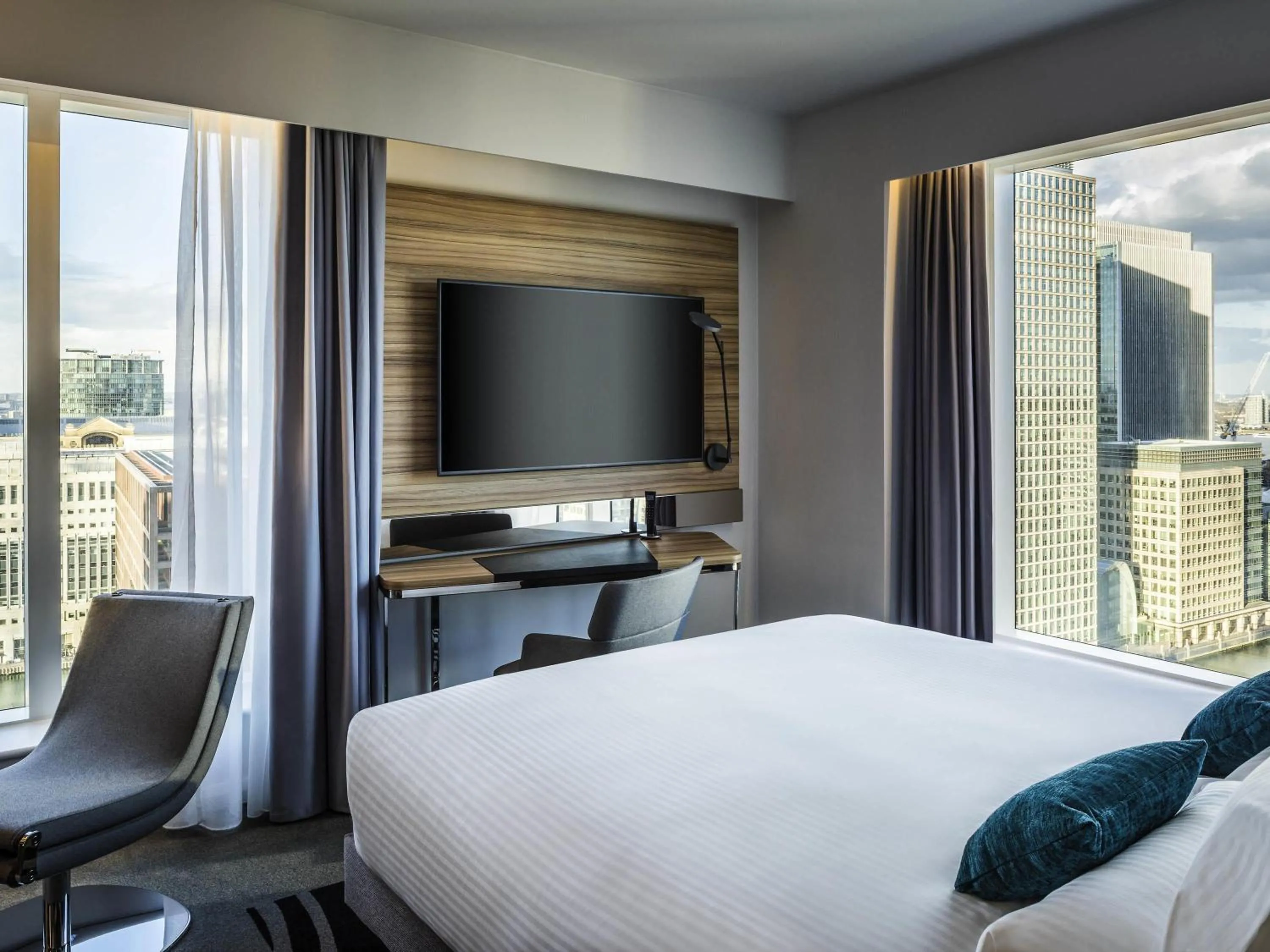 Bedroom, Bed in Novotel London Canary Wharf