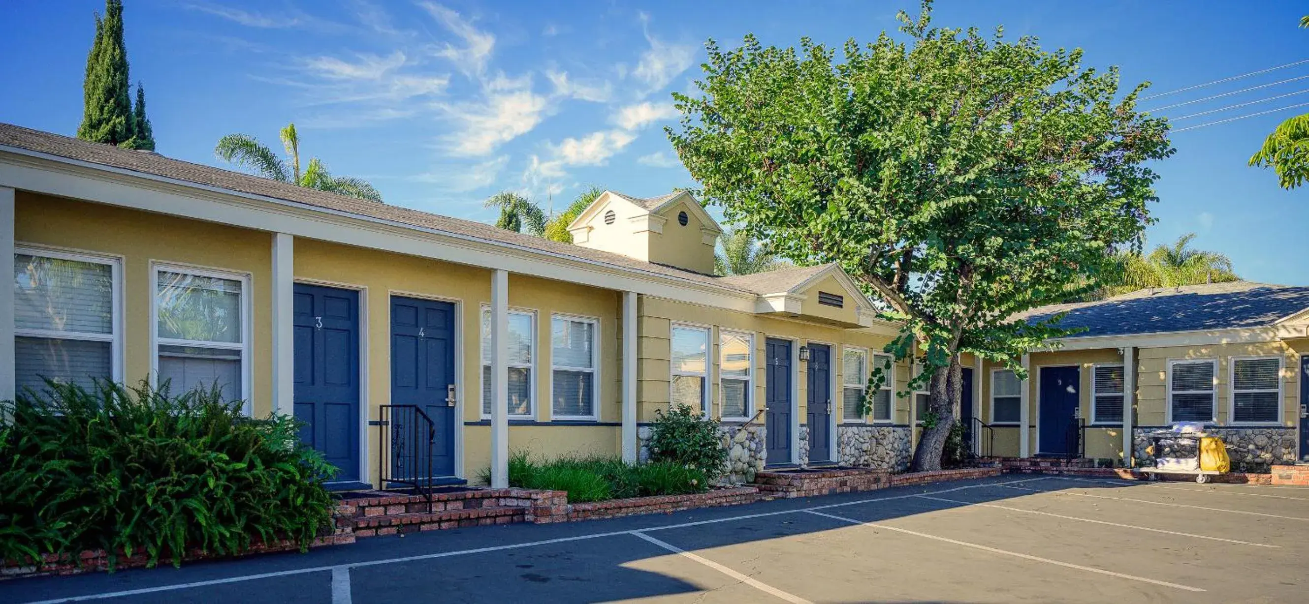 Property building in Coronado Inn Property building in Coronado Inn