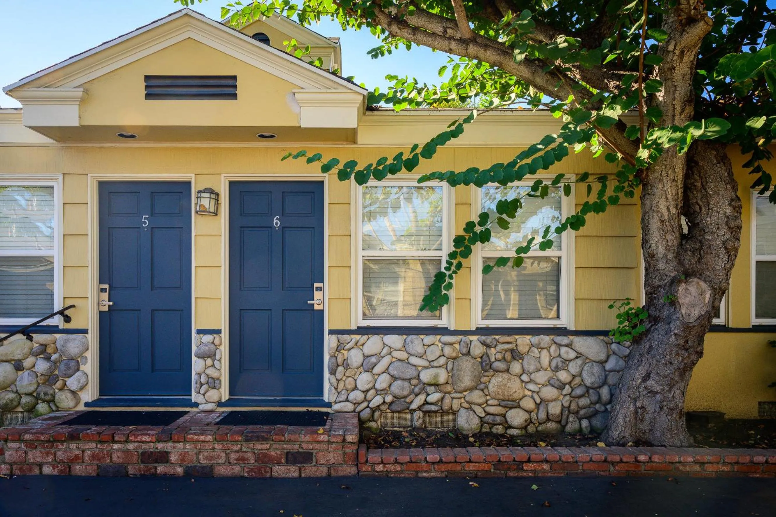 Property building in Coronado Inn