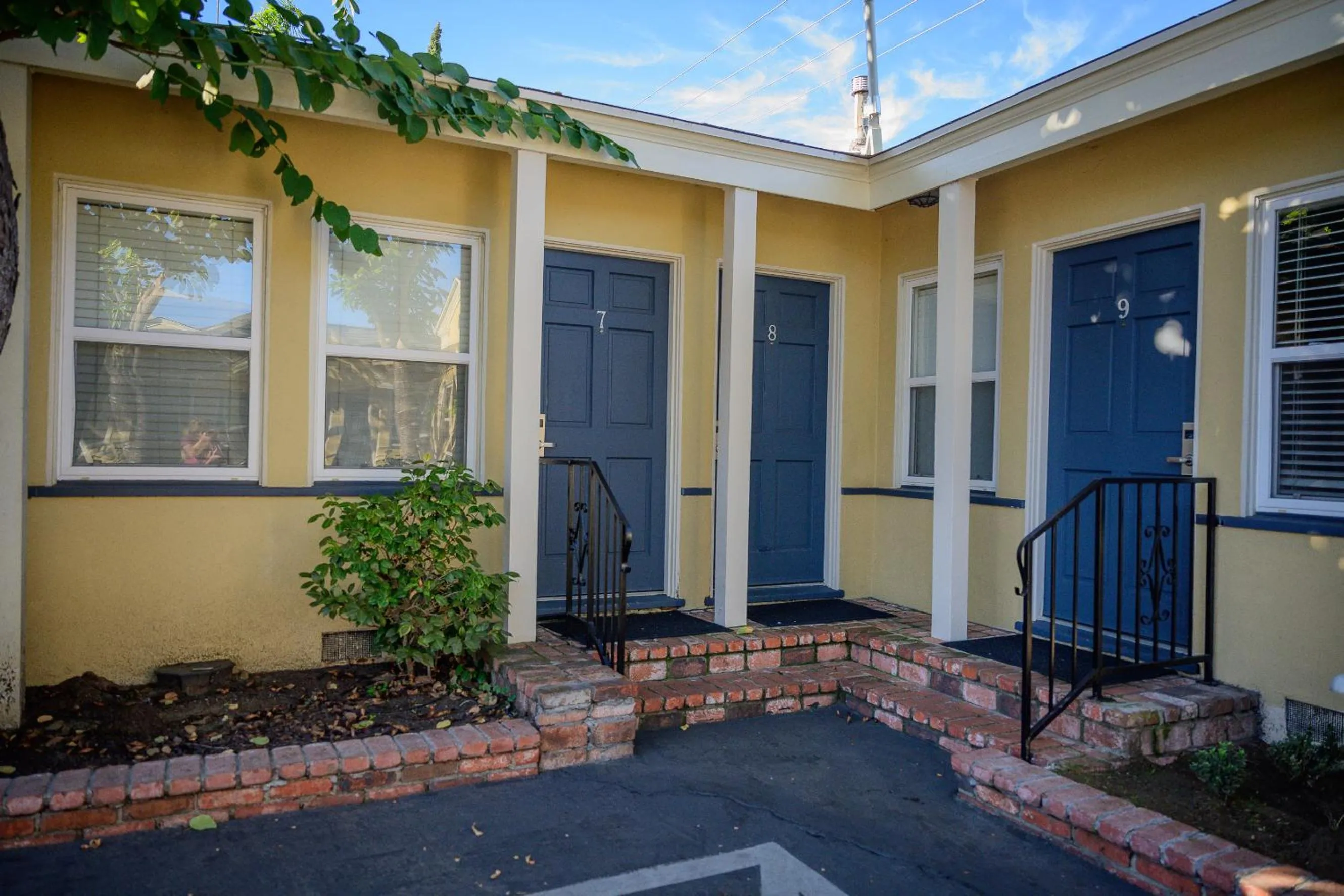 Property building in Coronado Inn