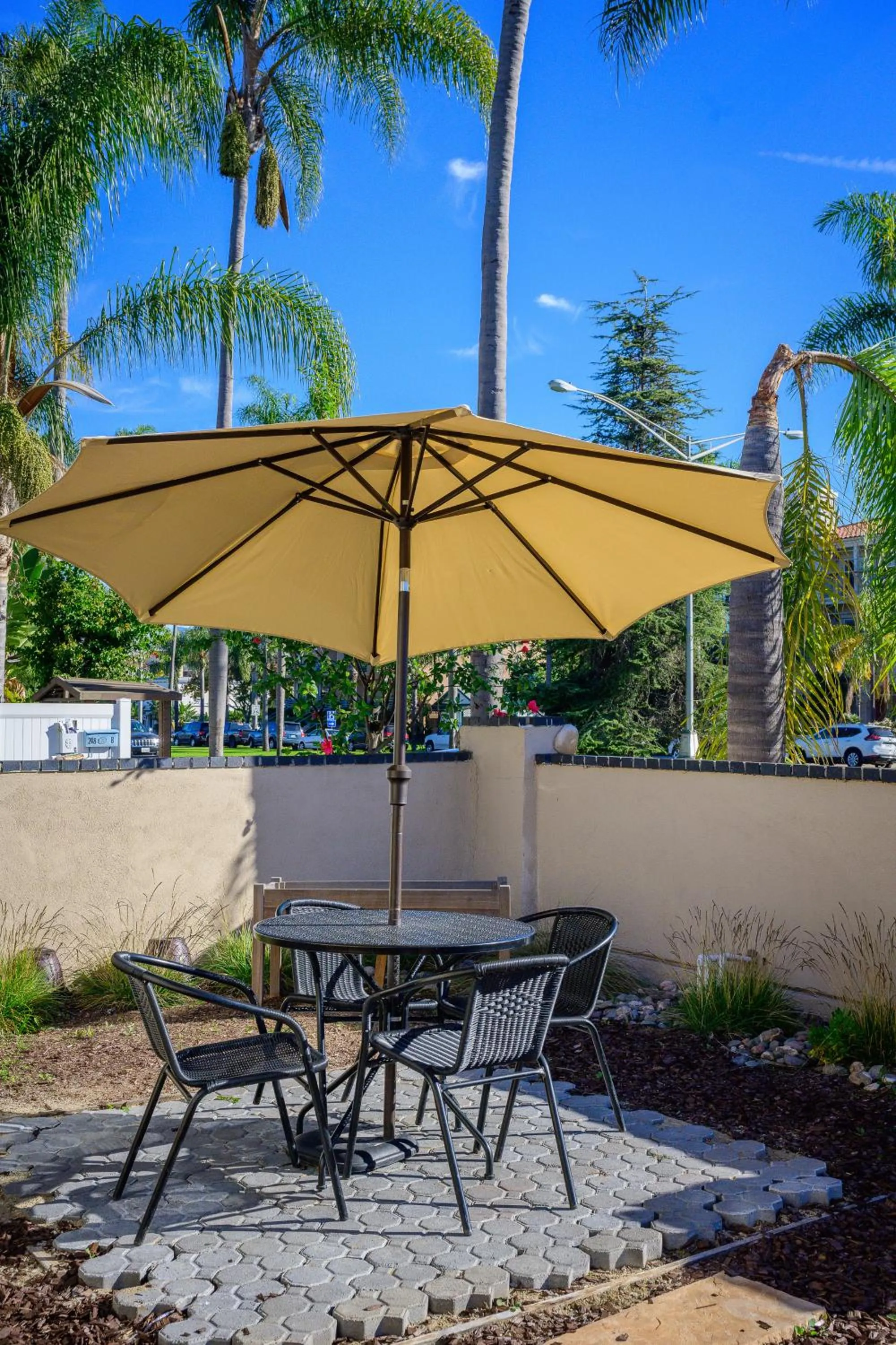 Garden view in Coronado Inn