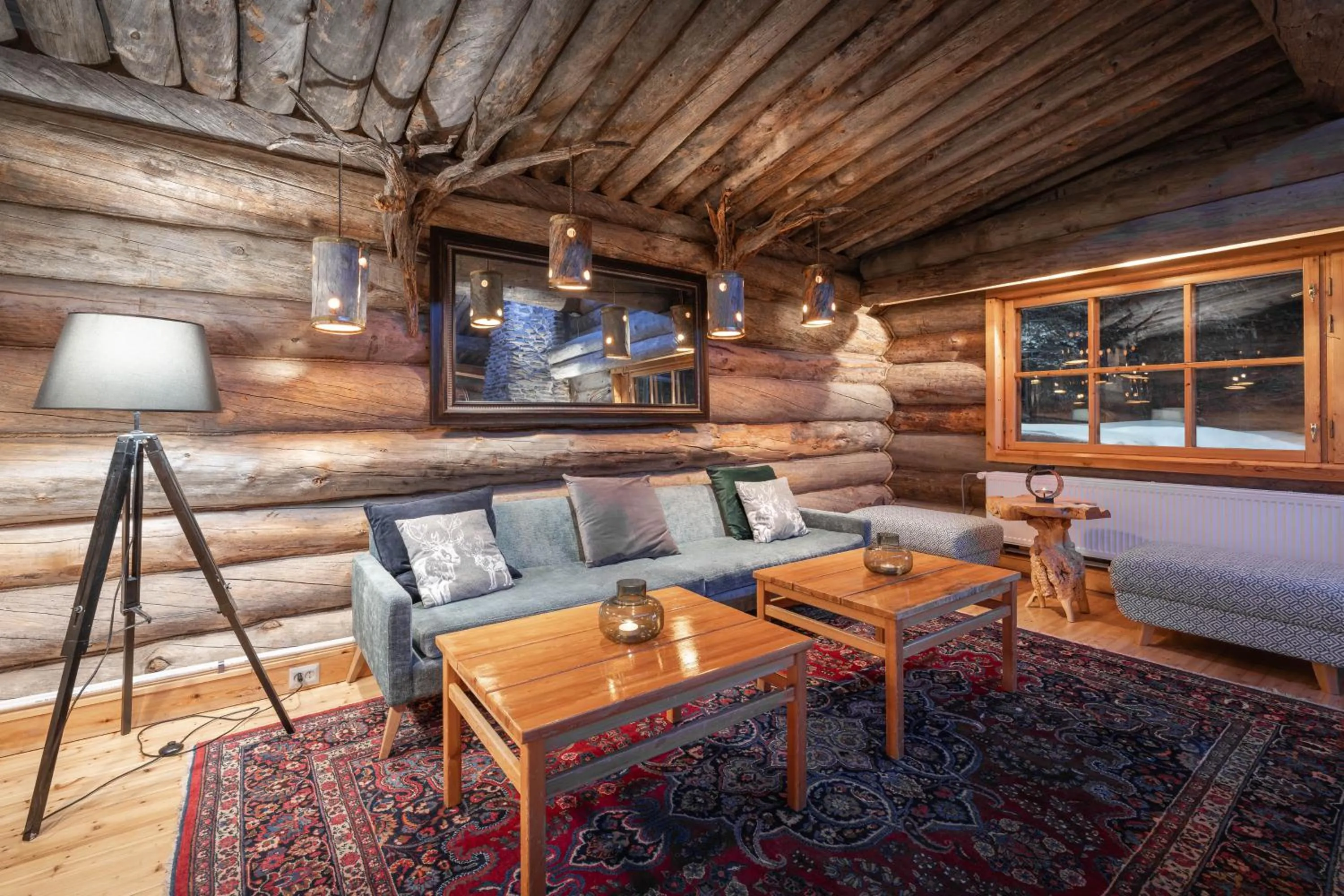 Communal lounge/ TV room in Kuukkeli Log Houses Aurora Resort