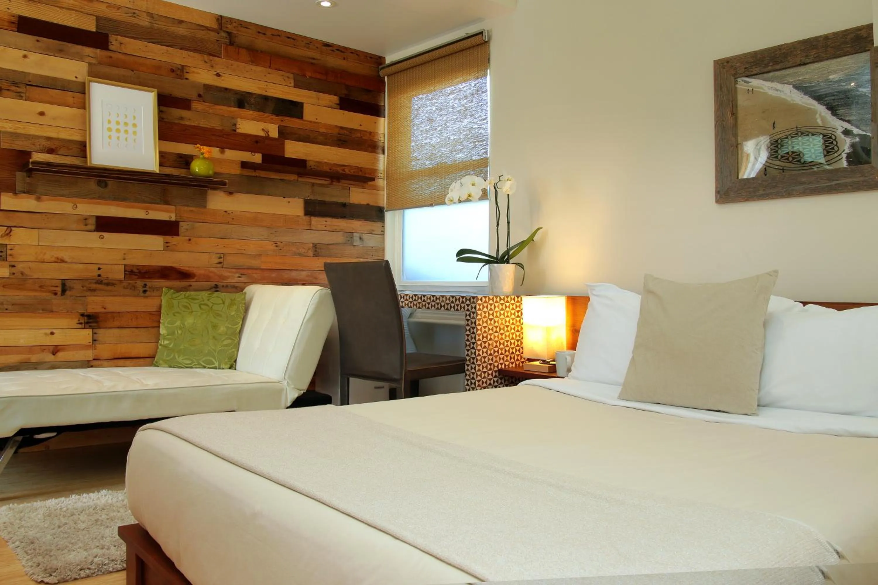 Bed in Inn at Moonlight Beach