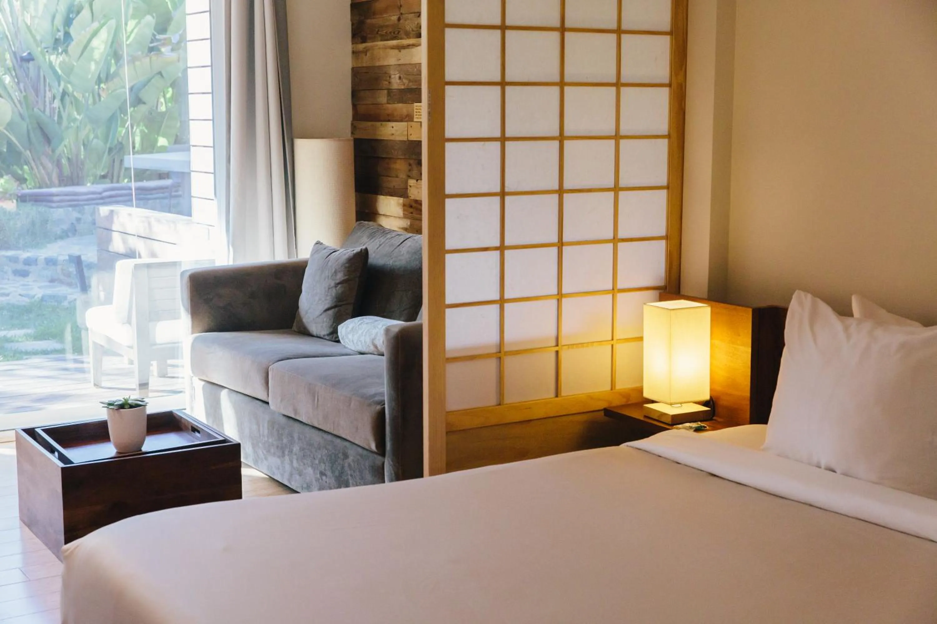 Living room, Bed in Inn at Moonlight Beach