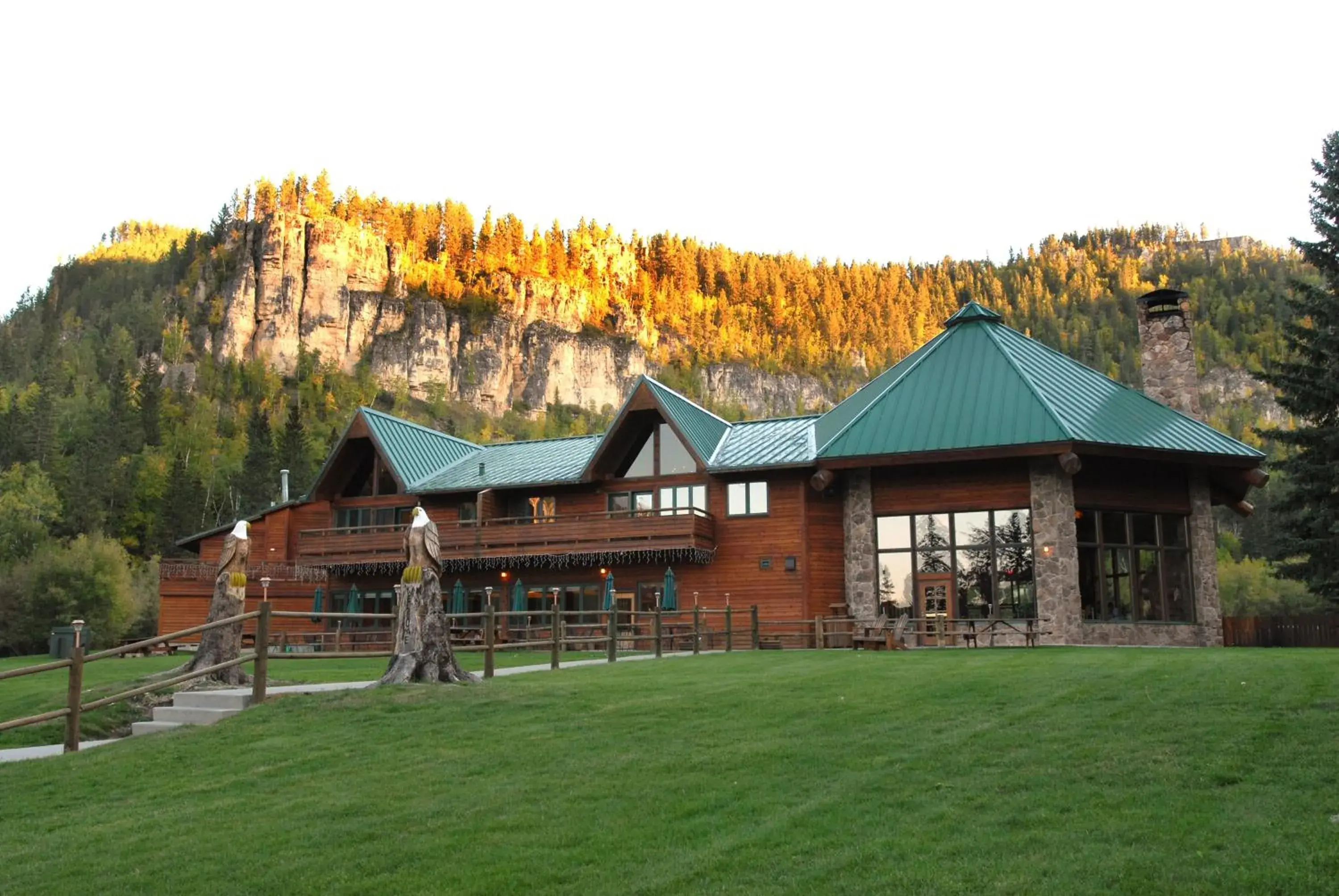 Property building in Spearfish Canyon Lodge Property building in Spearfish Canyon Lodge