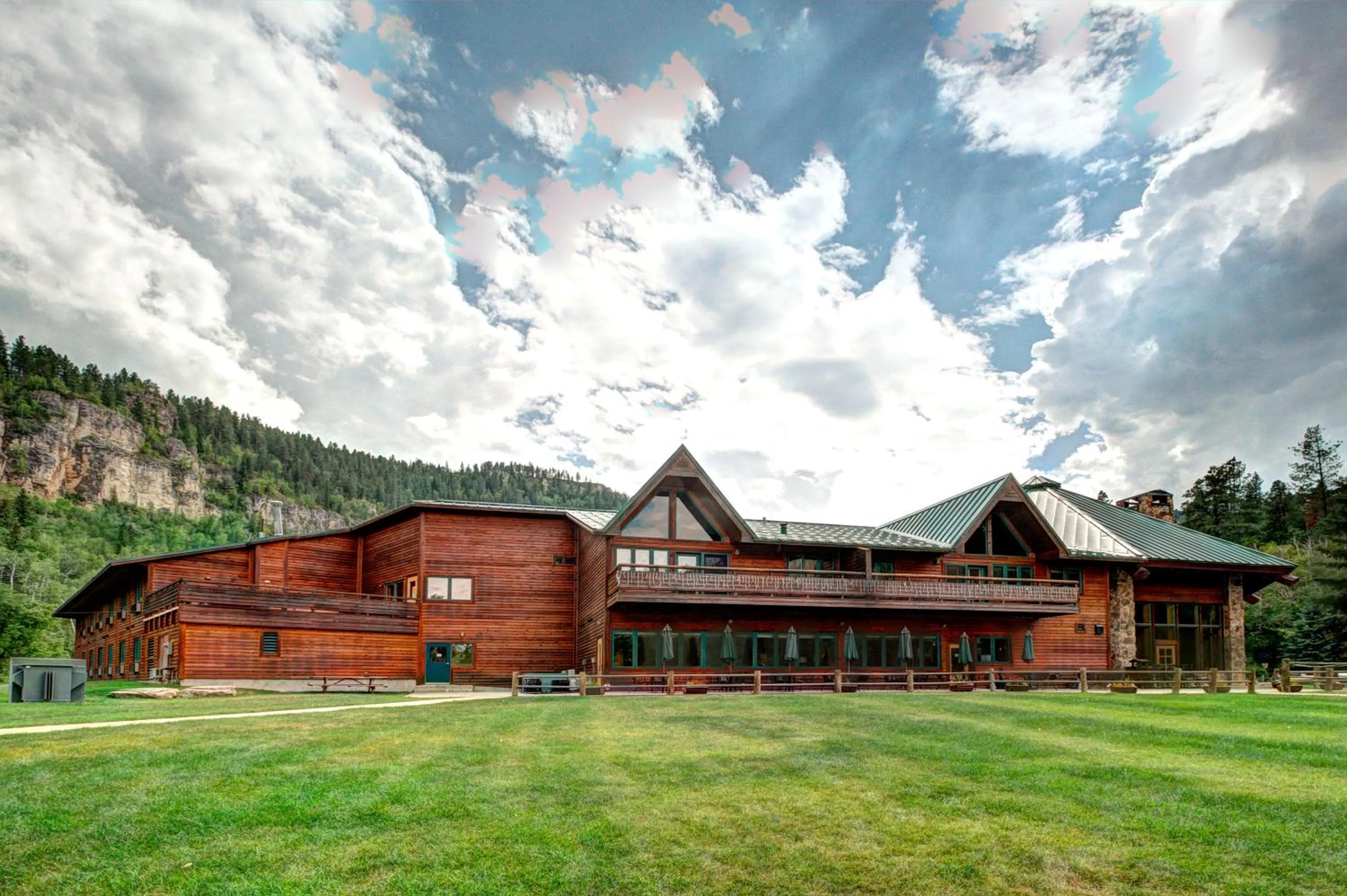 Property building in Spearfish Canyon Lodge