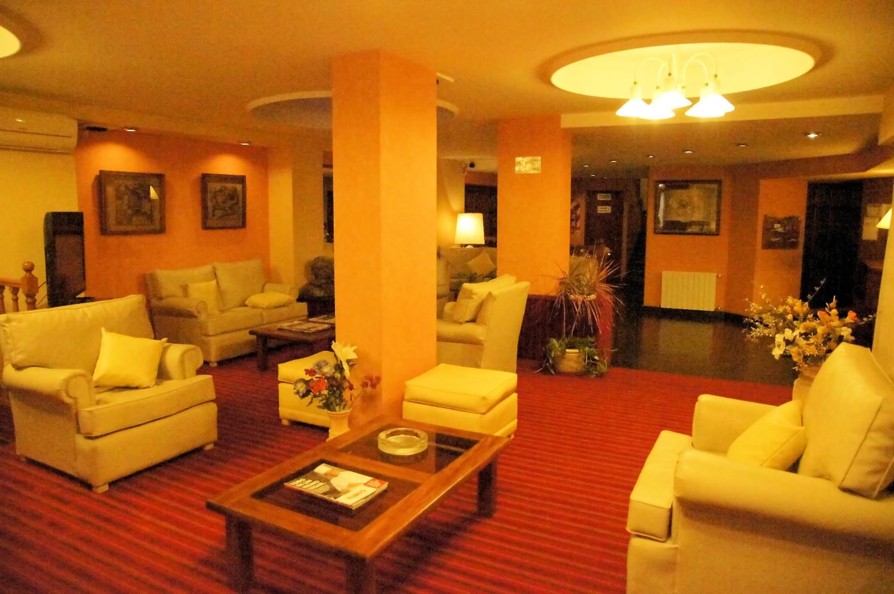Communal lounge/ TV room in Hotel Gran International