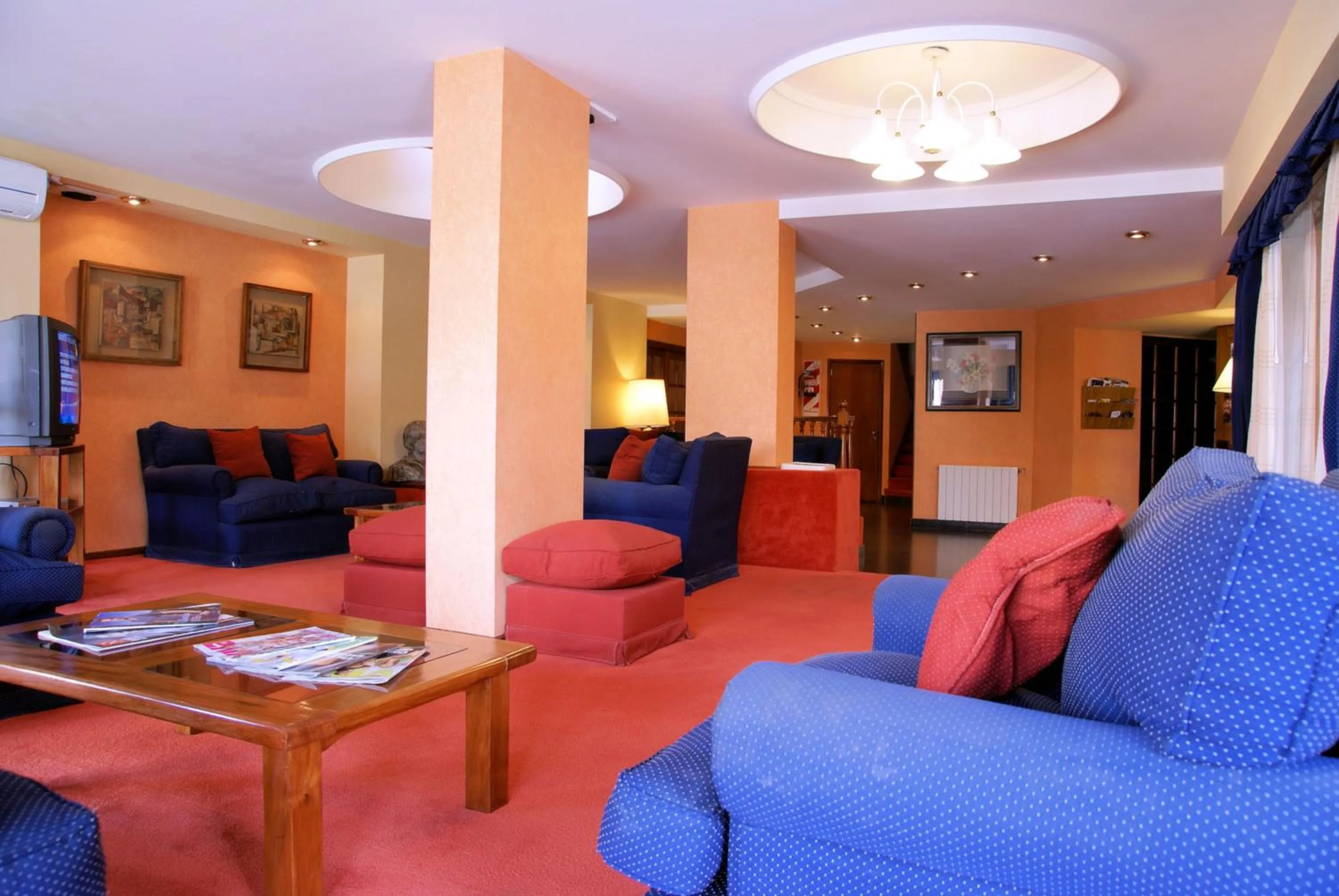 Communal lounge/ TV room in Hotel Gran International