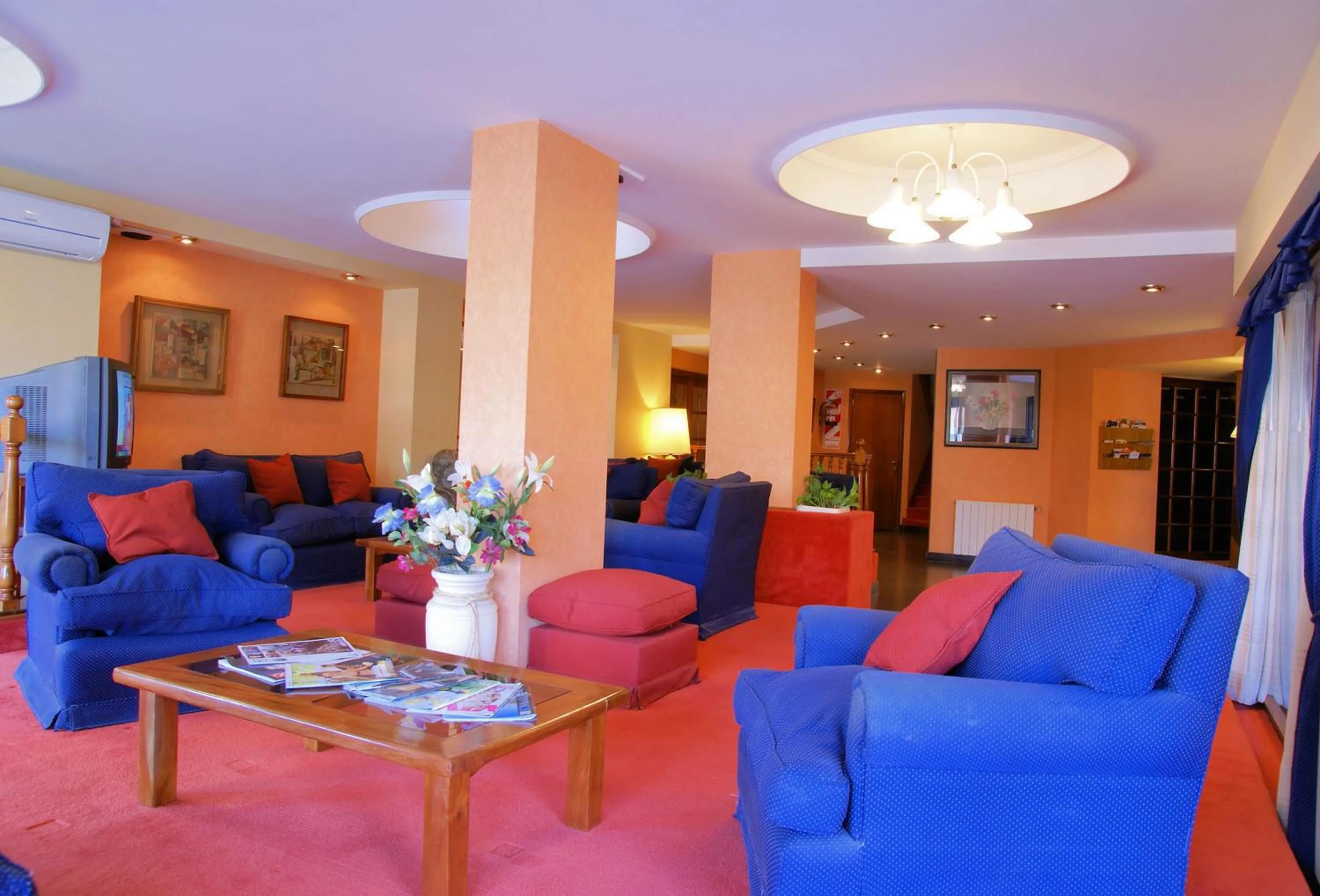 Communal lounge/ TV room in Hotel Gran International