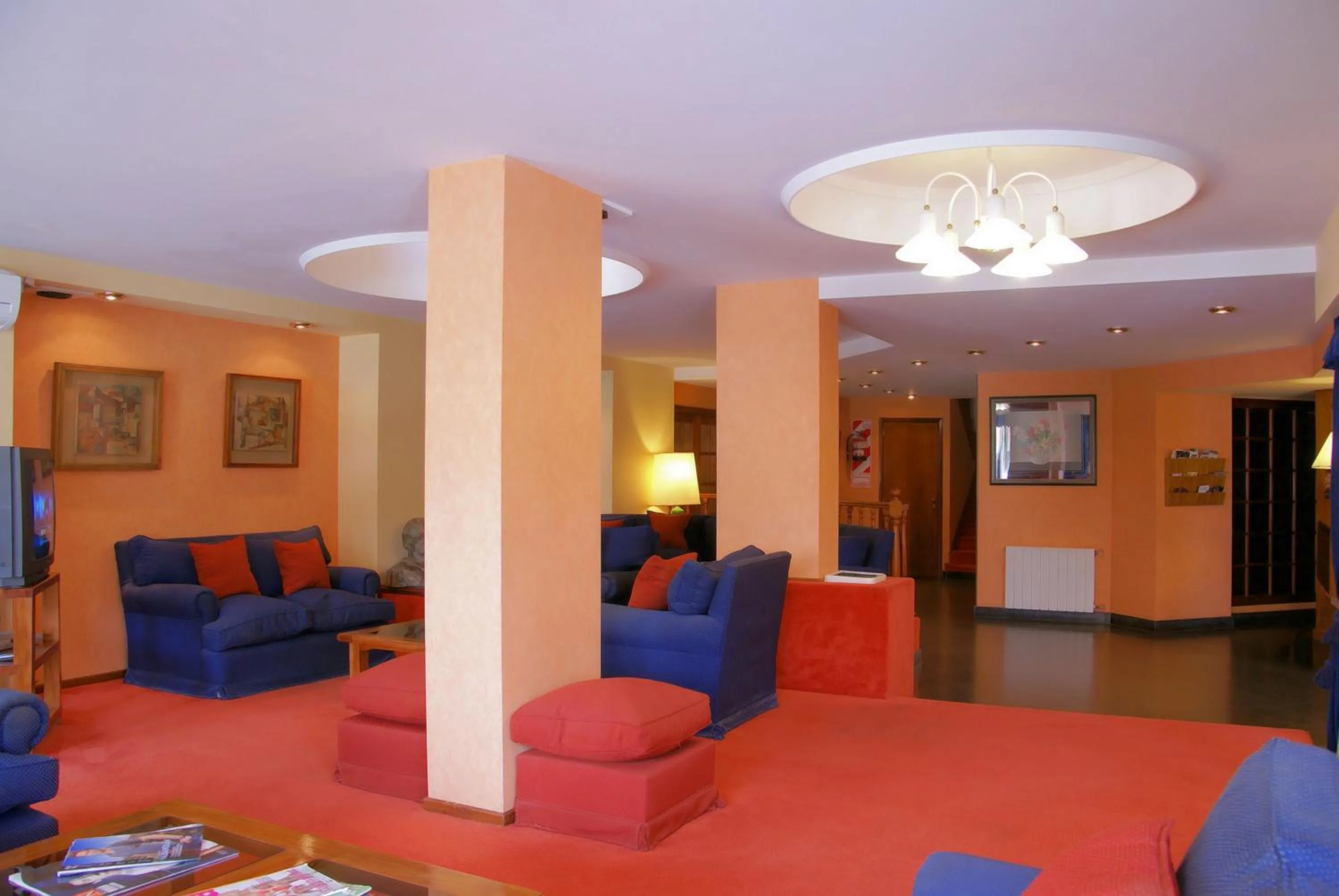 Communal lounge/ TV room in Hotel Gran International