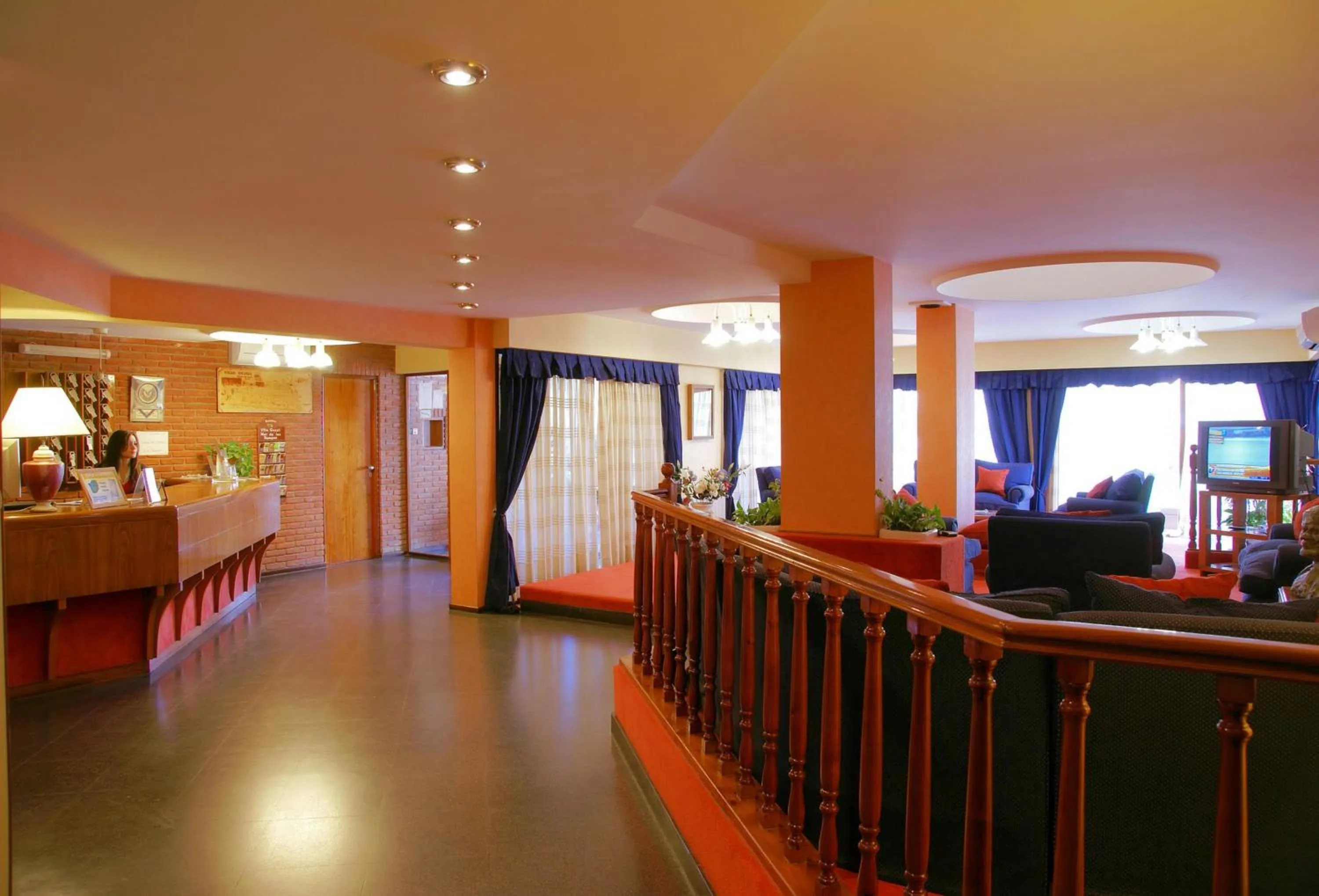 Communal lounge/ TV room in Hotel Gran International